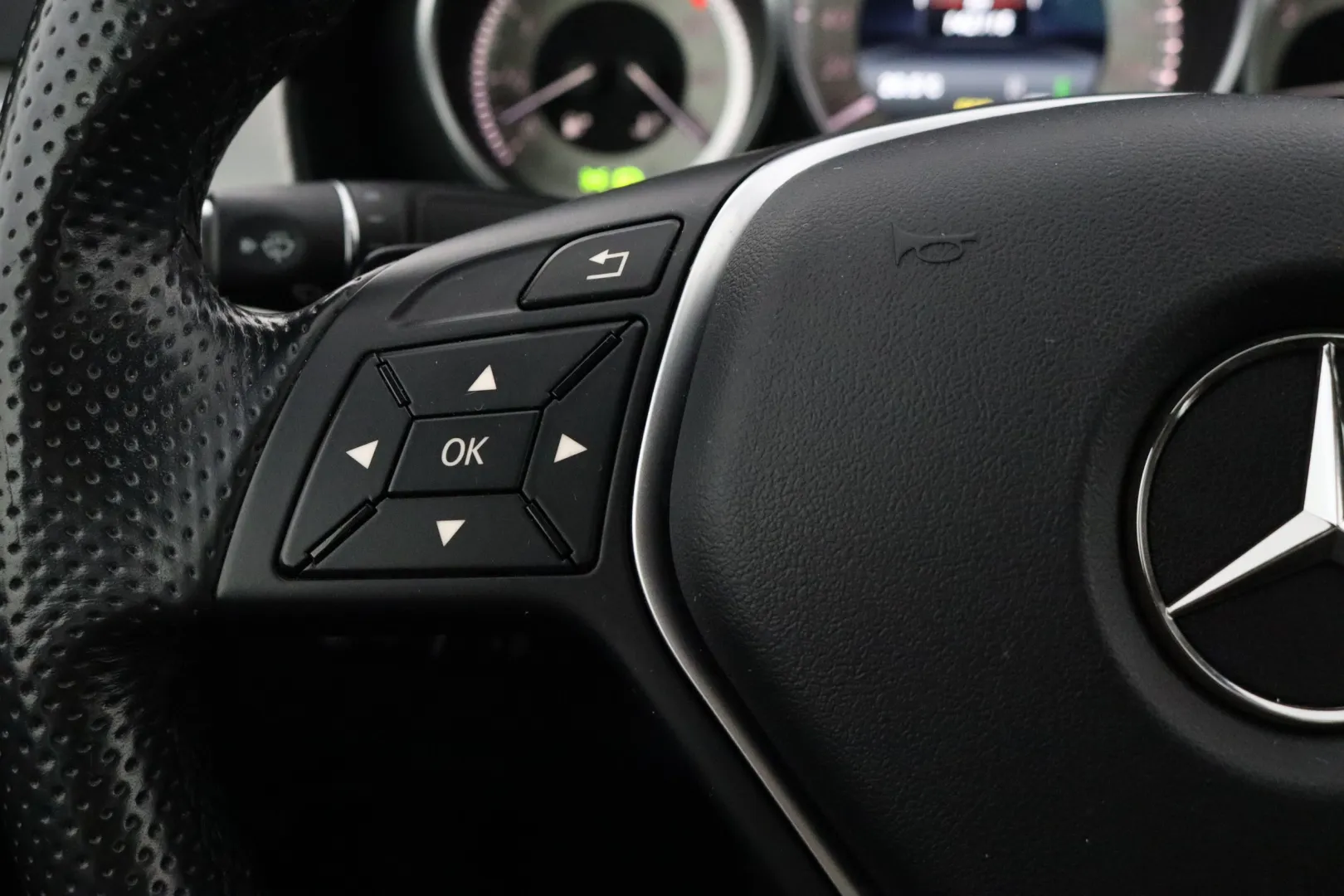 MERCEDES-BENZ E GLP-577 carousel image