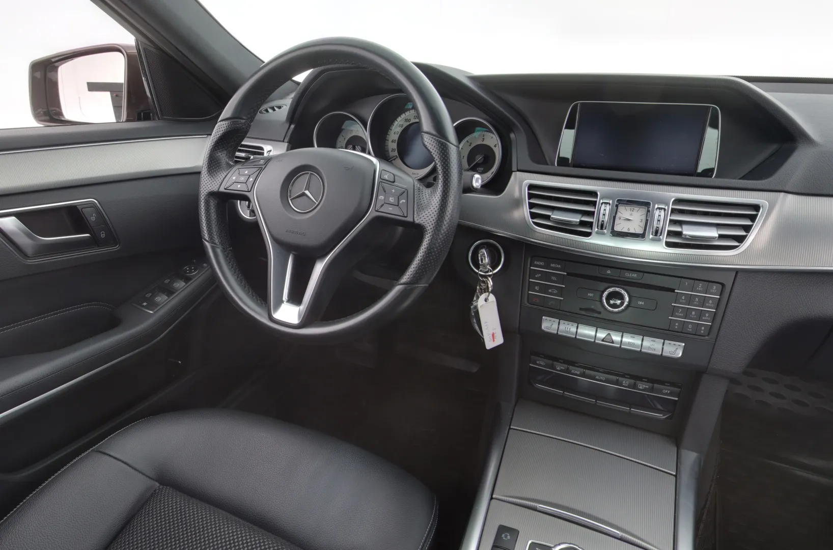 MERCEDES-BENZ E GLP-577 carousel image
