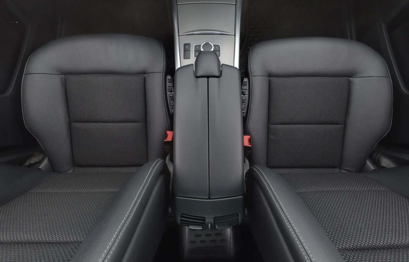 MERCEDES-BENZ E GLP-577 carousel image