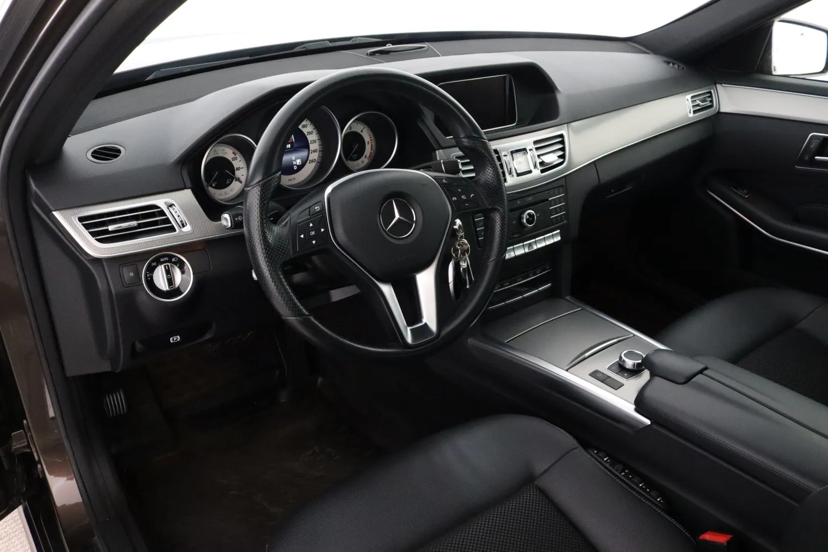 MERCEDES-BENZ E GLP-577 carousel image