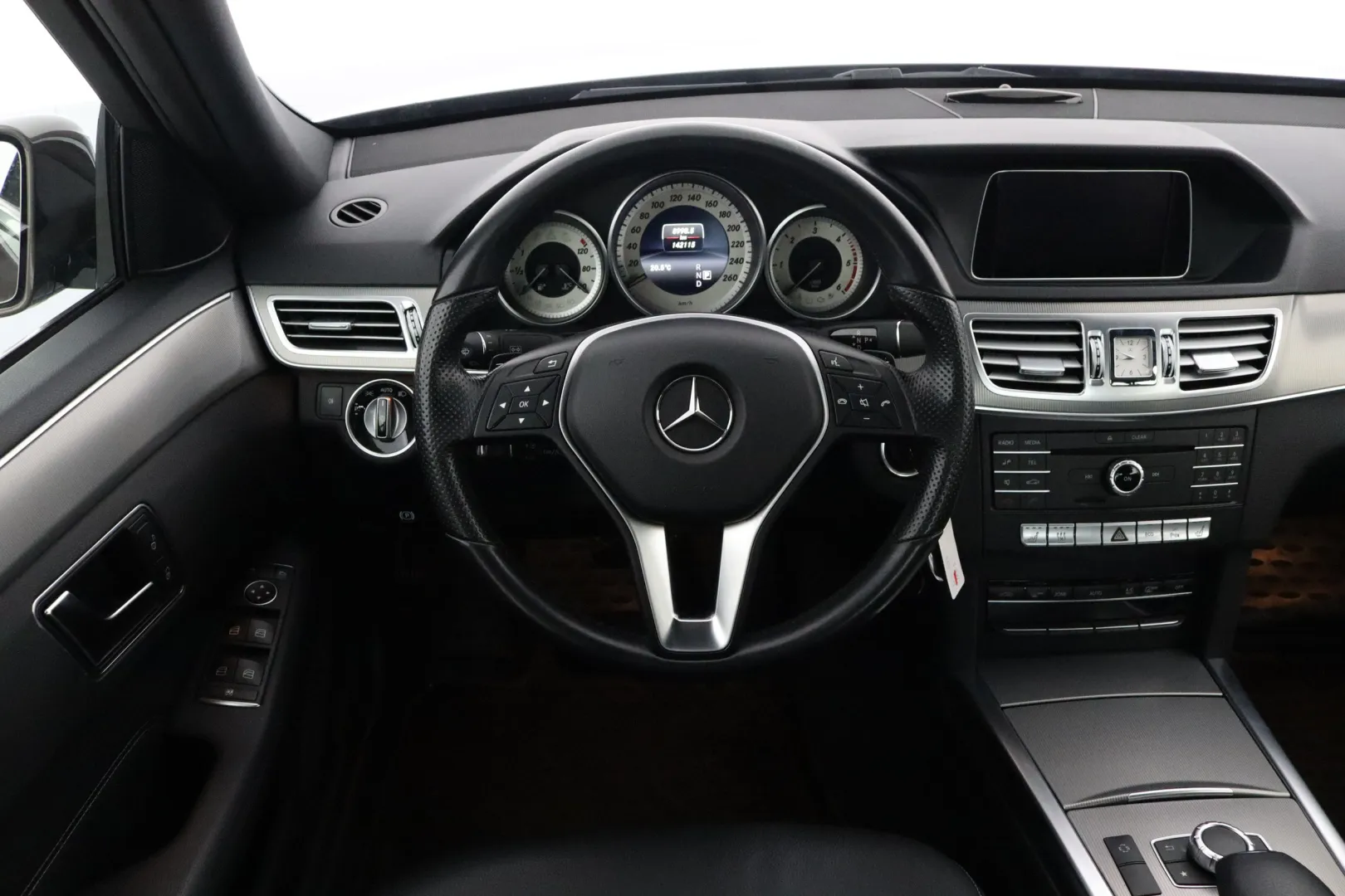 MERCEDES-BENZ E GLP-577 carousel image