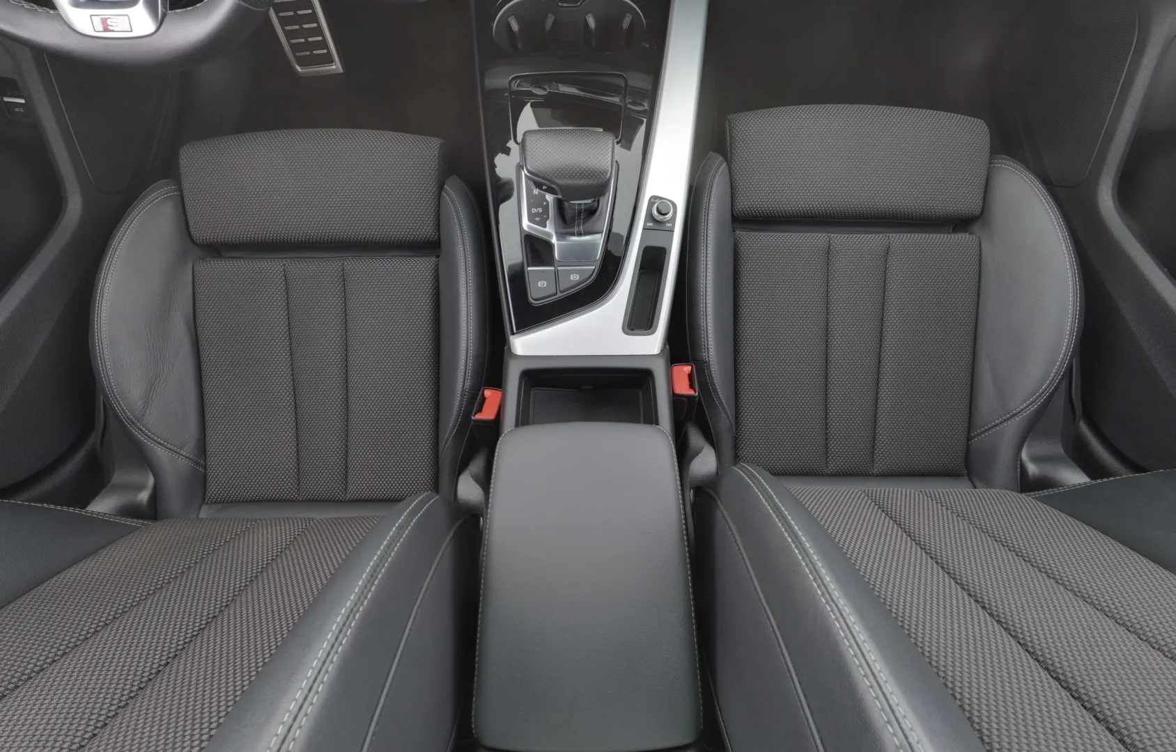 AUDI A4 FOZ-244 carousel image