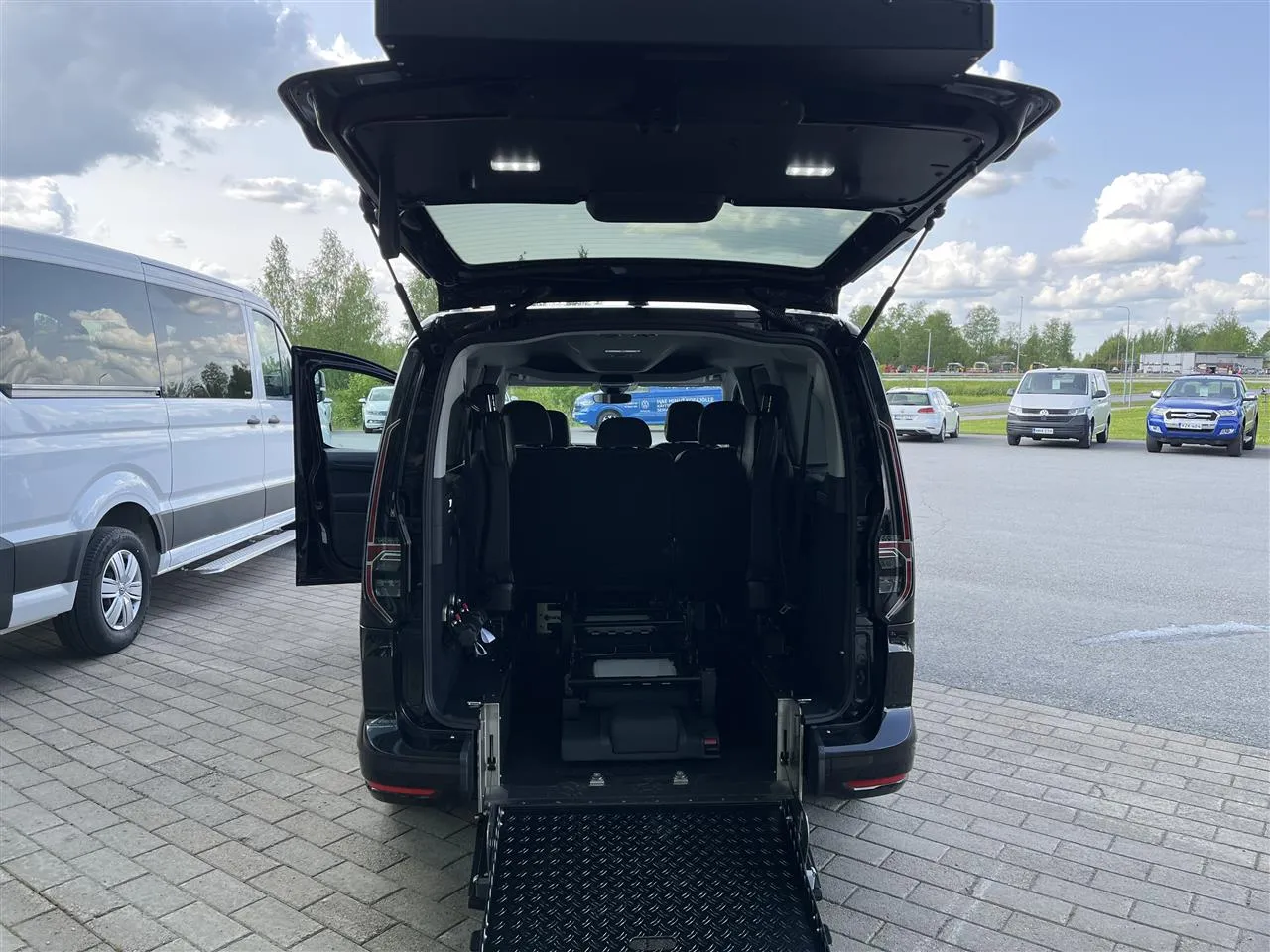 Volkswagen Caddy Maxi 062013 carousel image