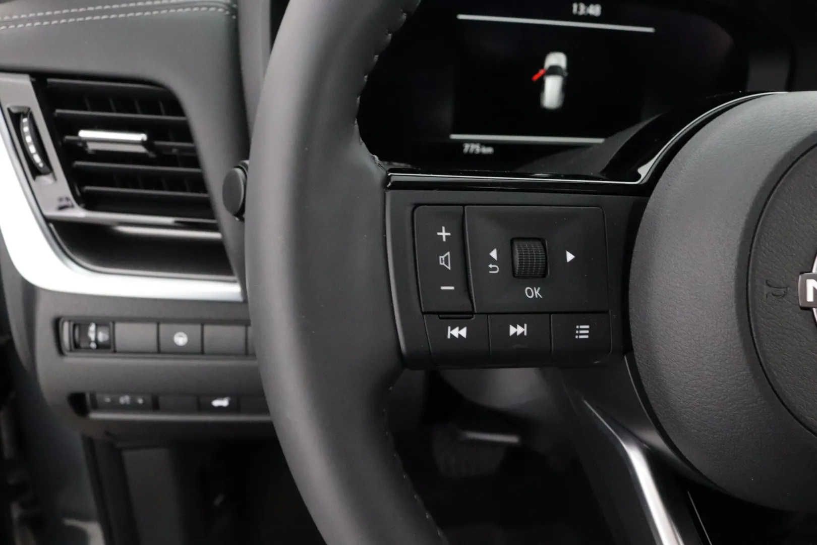 NISSAN X-Trail EVL-334 carousel image