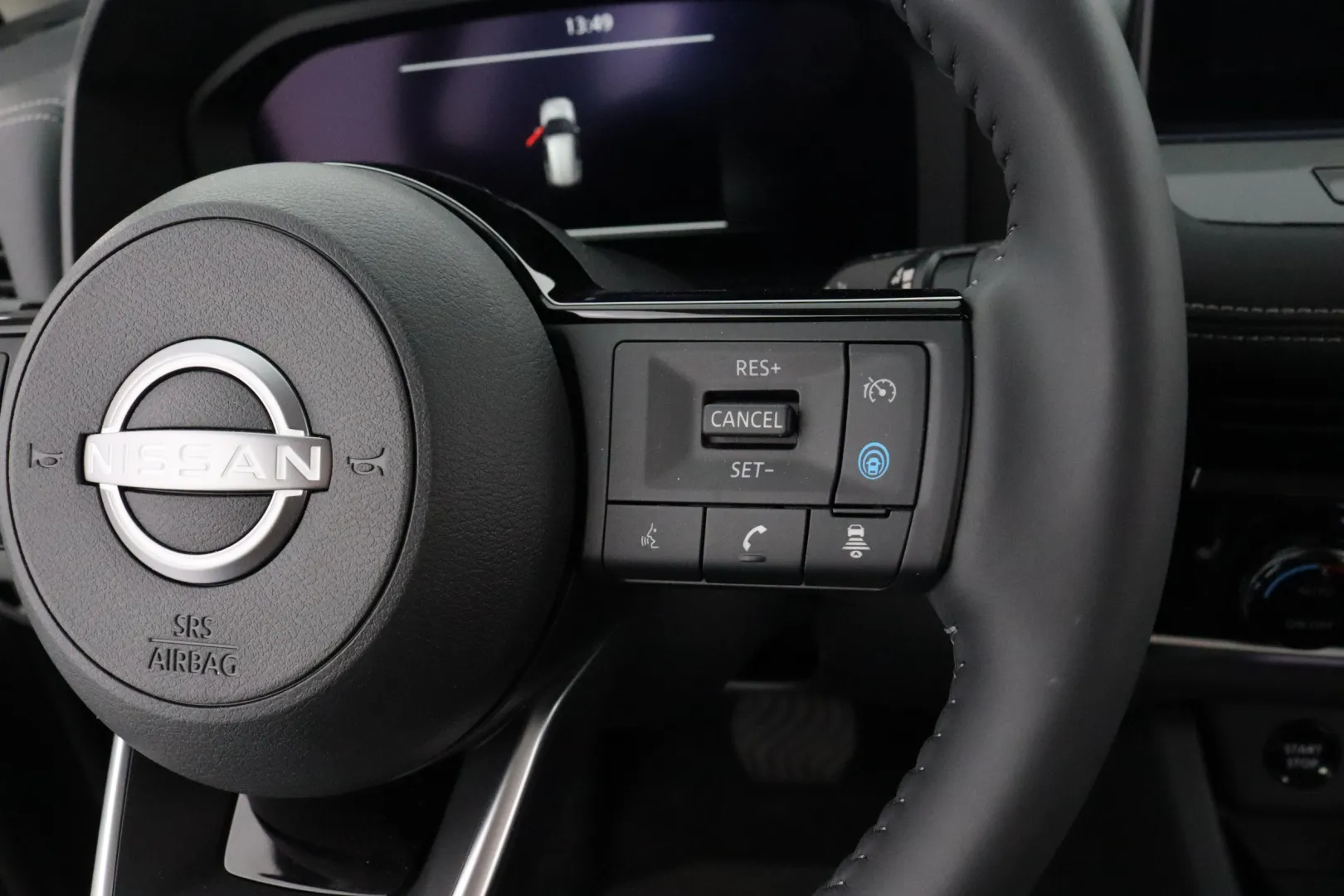 NISSAN X-Trail EVL-334 carousel image