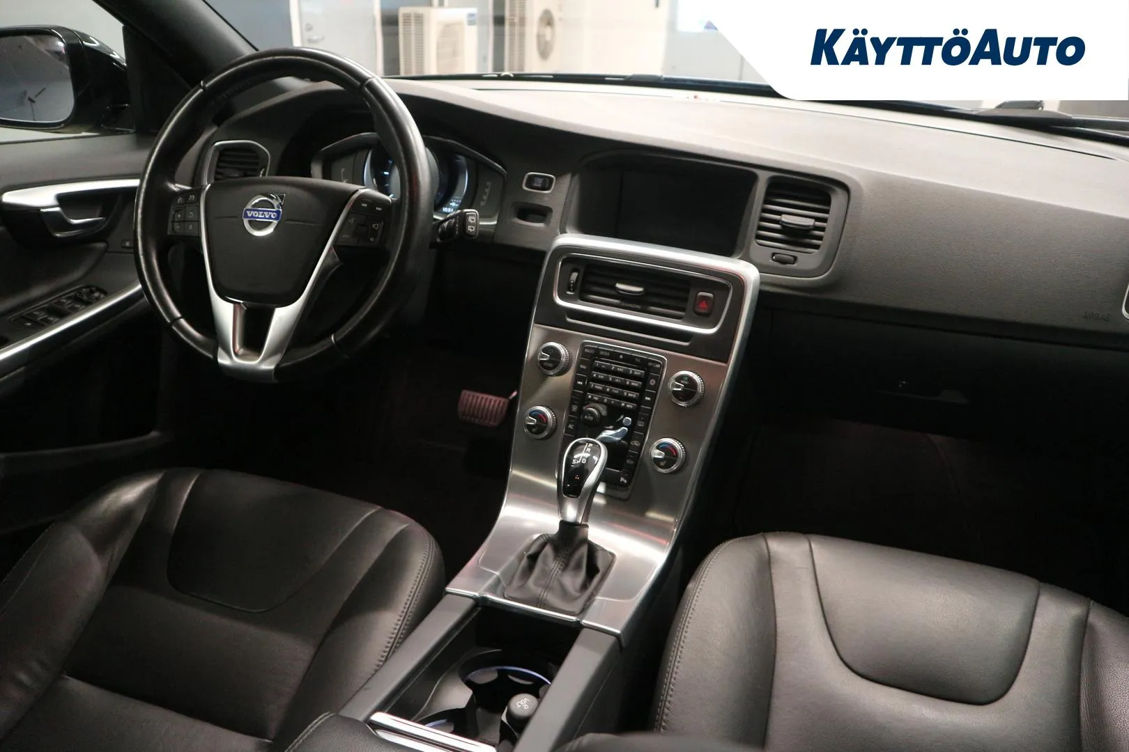 VOLVO V60 Cross Country ZLN-254 carousel image