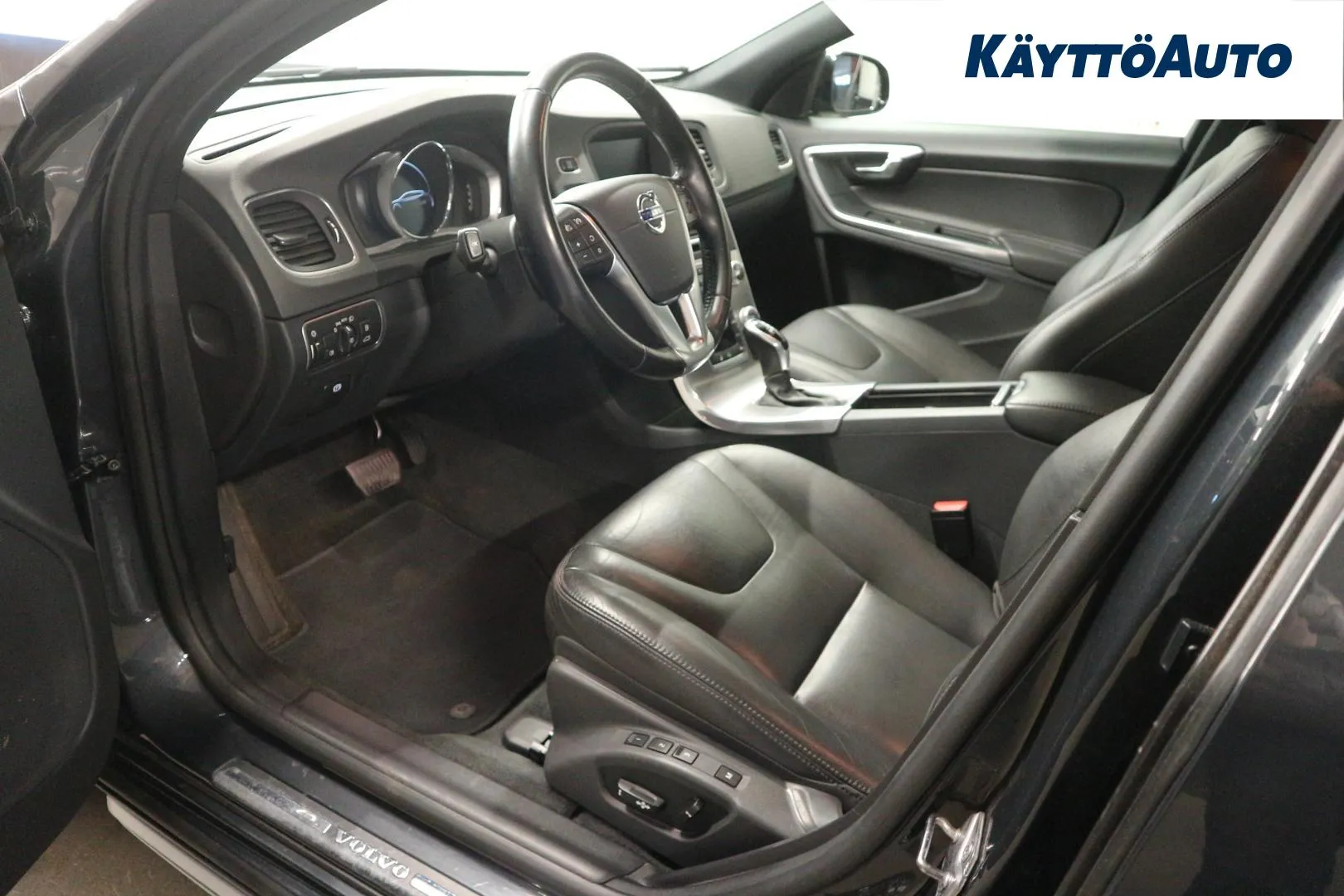 VOLVO V60 Cross Country ZLN-254 carousel image