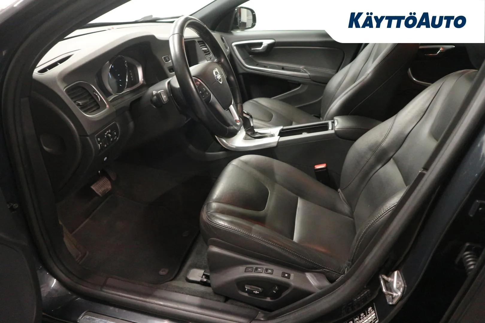 VOLVO V60 Cross Country ZLN-254 carousel image