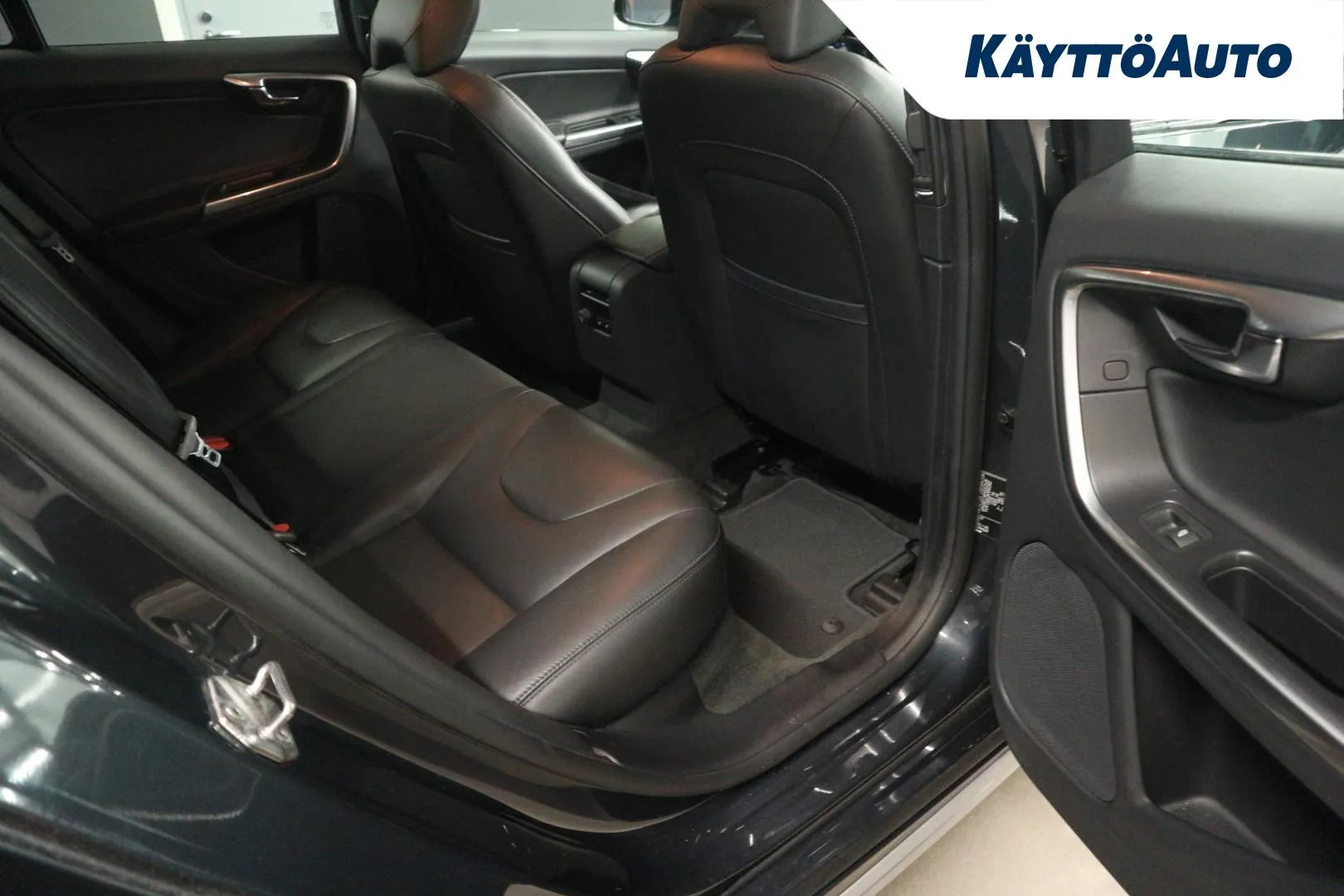VOLVO V60 Cross Country ZLN-254 carousel image