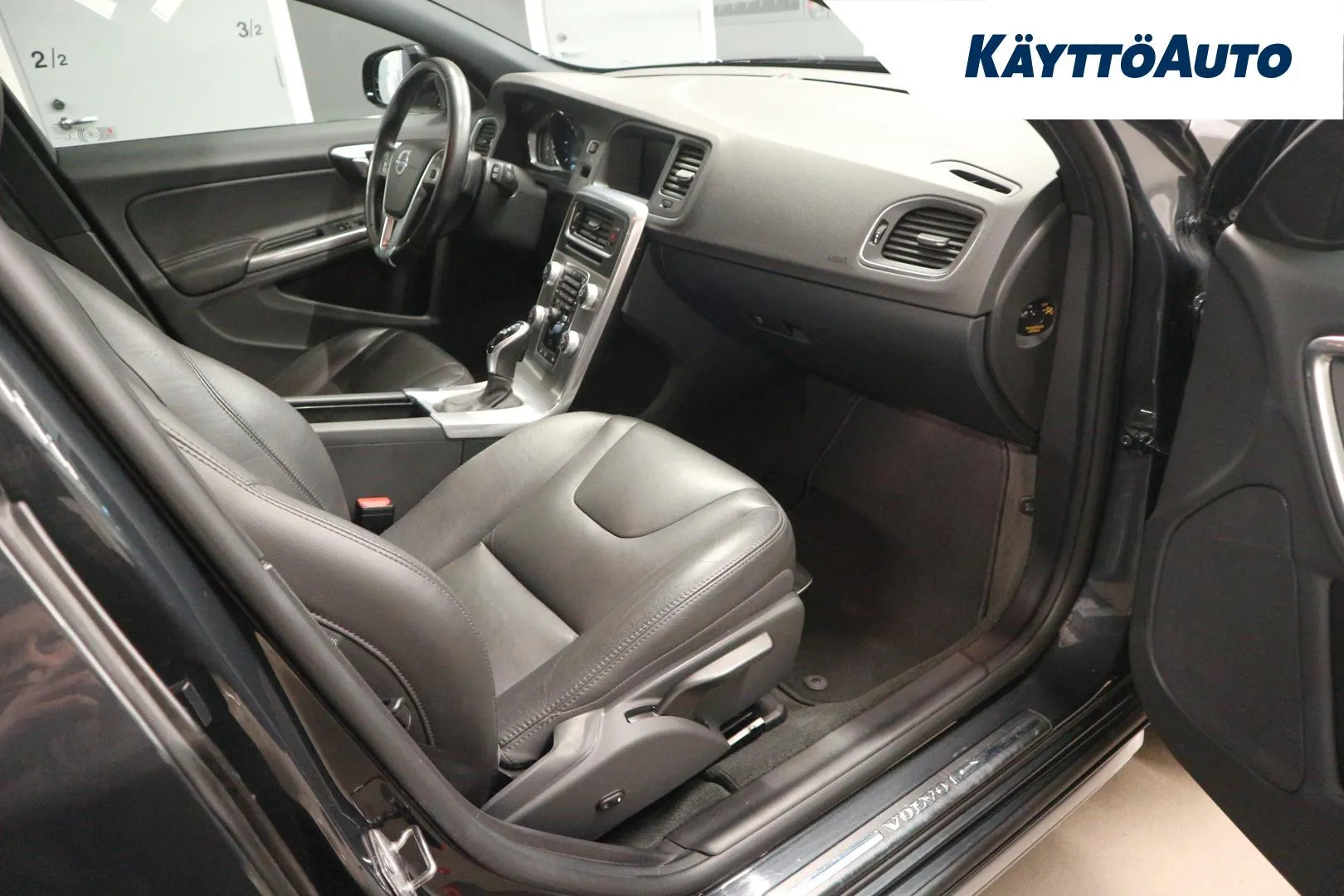 VOLVO V60 Cross Country ZLN-254 carousel image