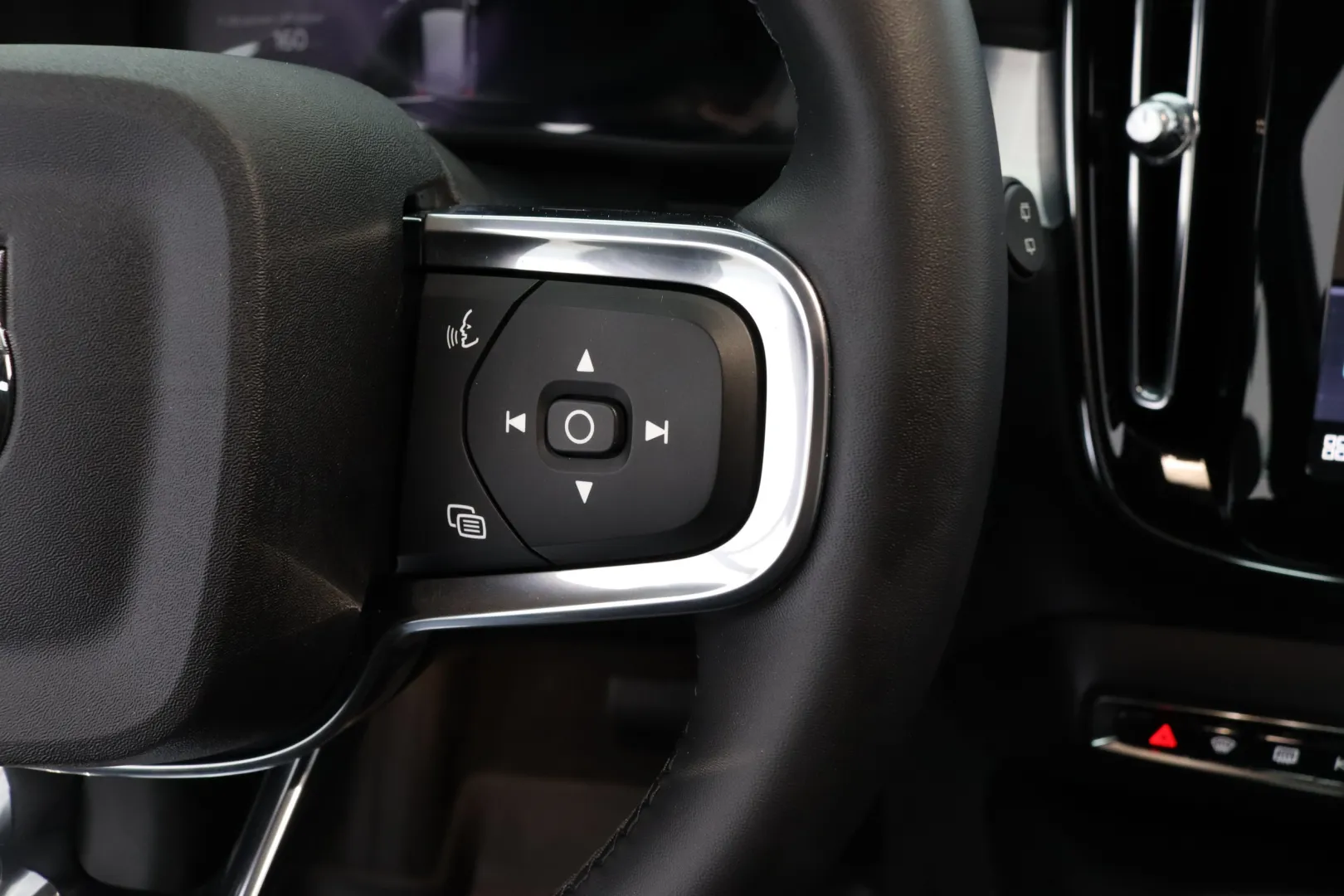 VOLVO XC40 RVR-504 carousel image