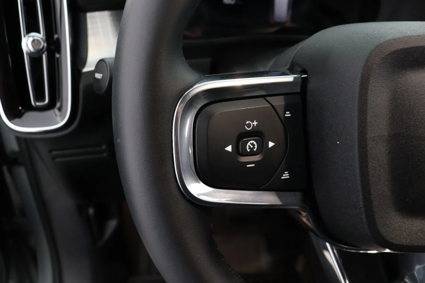 VOLVO XC40 RVR-504 carousel image