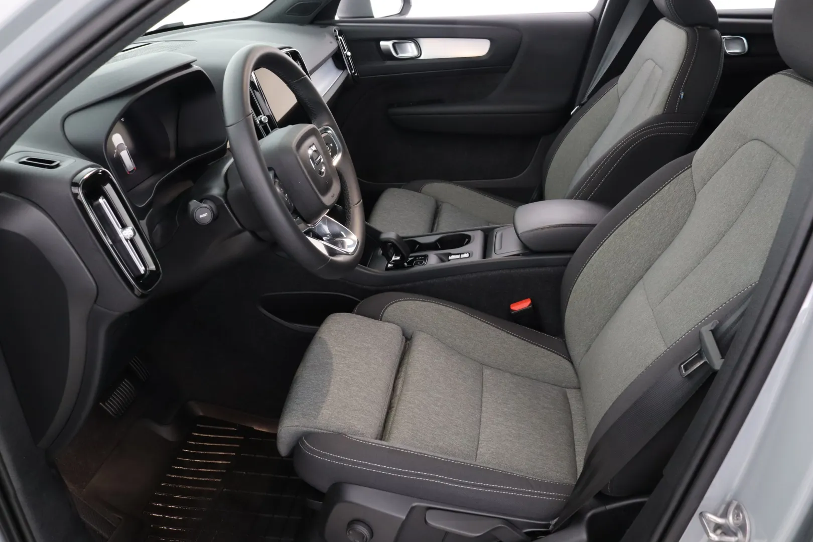 VOLVO XC40 RVR-504 carousel image