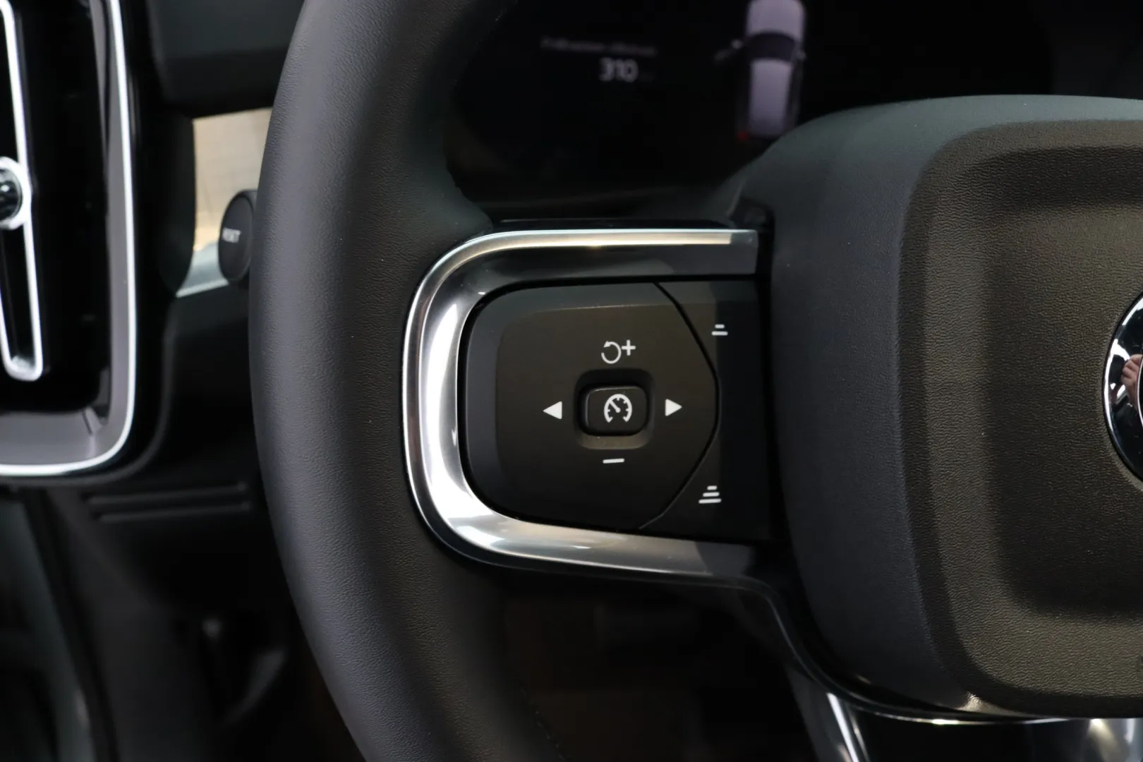 VOLVO XC40 RVU-867 carousel image