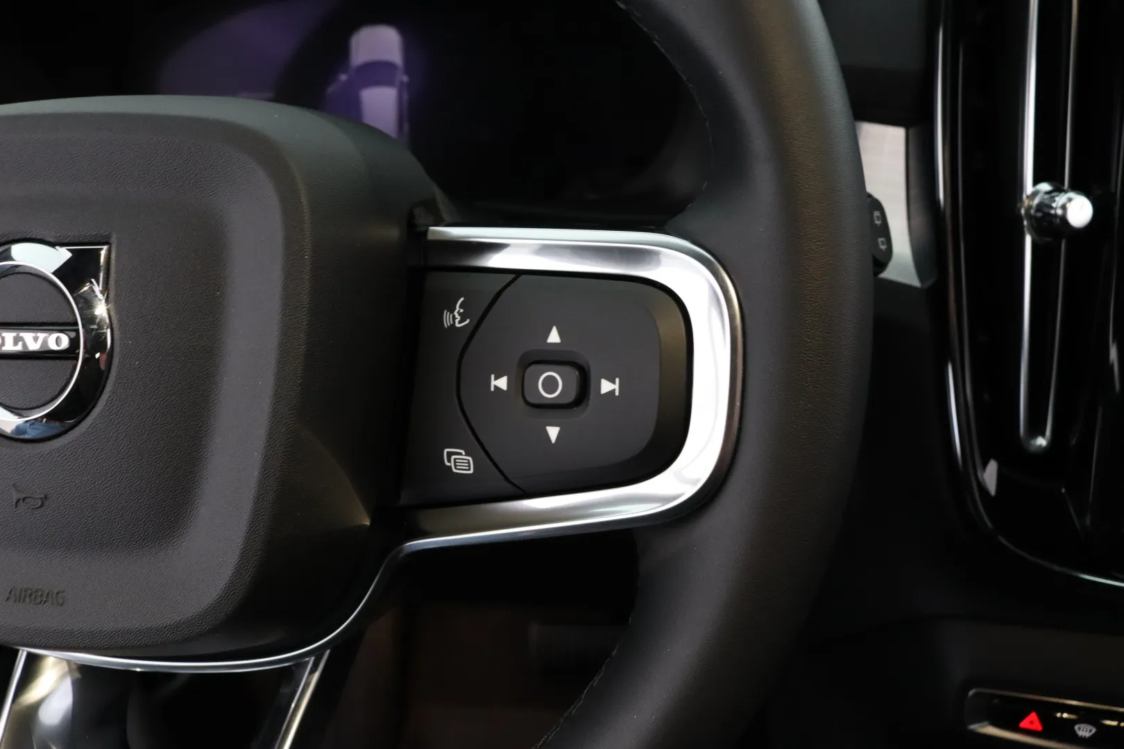 VOLVO XC40 RVU-867 carousel image