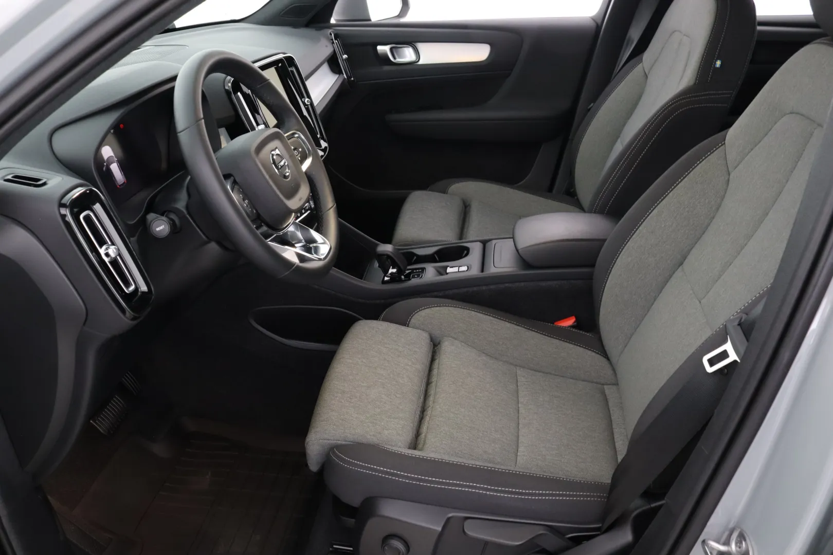 VOLVO XC40 RVU-867 carousel image