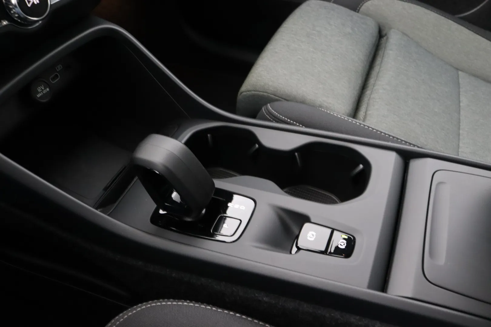 VOLVO XC40 RVU-867 carousel image