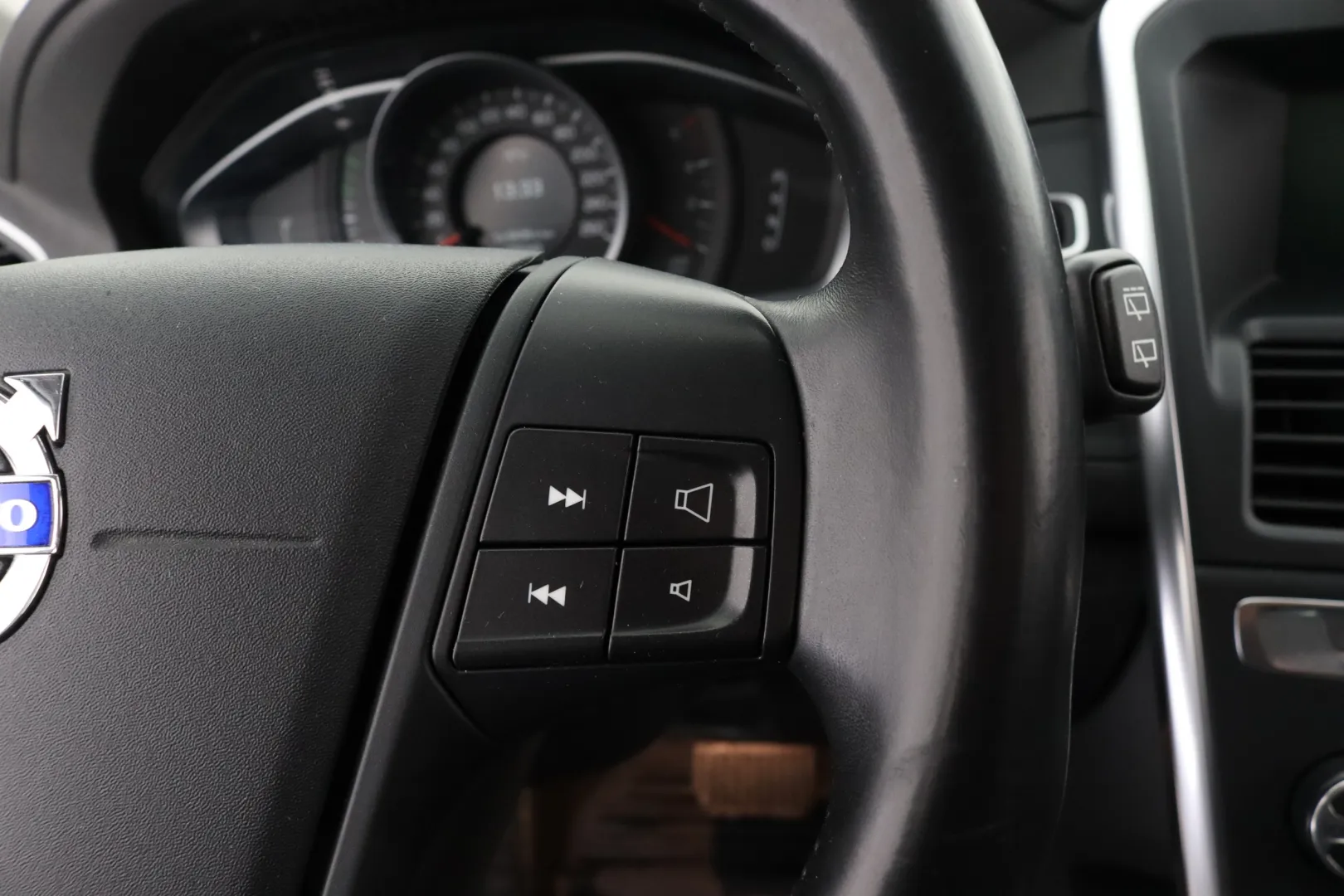 VOLVO XC60 MLR-370 carousel image