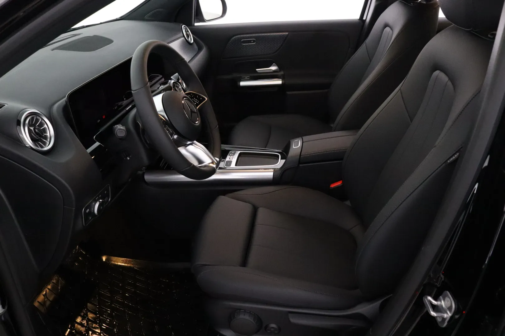 MERCEDES-BENZ GLA XTH-580 carousel image