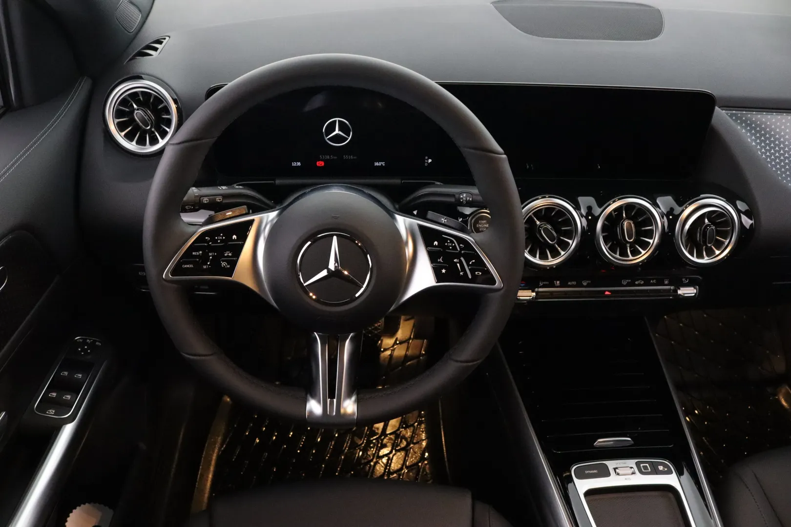 MERCEDES-BENZ GLA XTH-580 carousel image