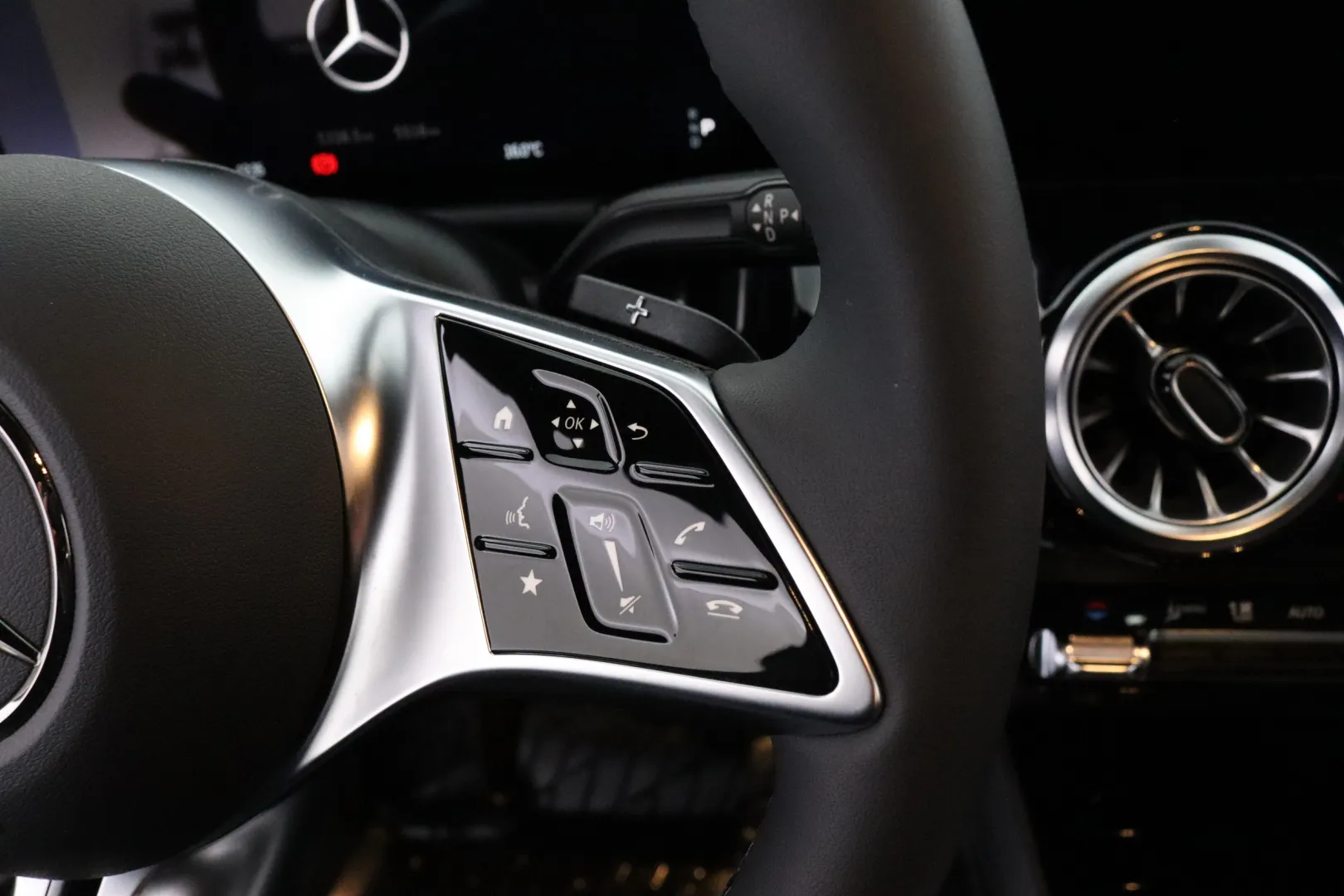 MERCEDES-BENZ GLA XTH-580 carousel image