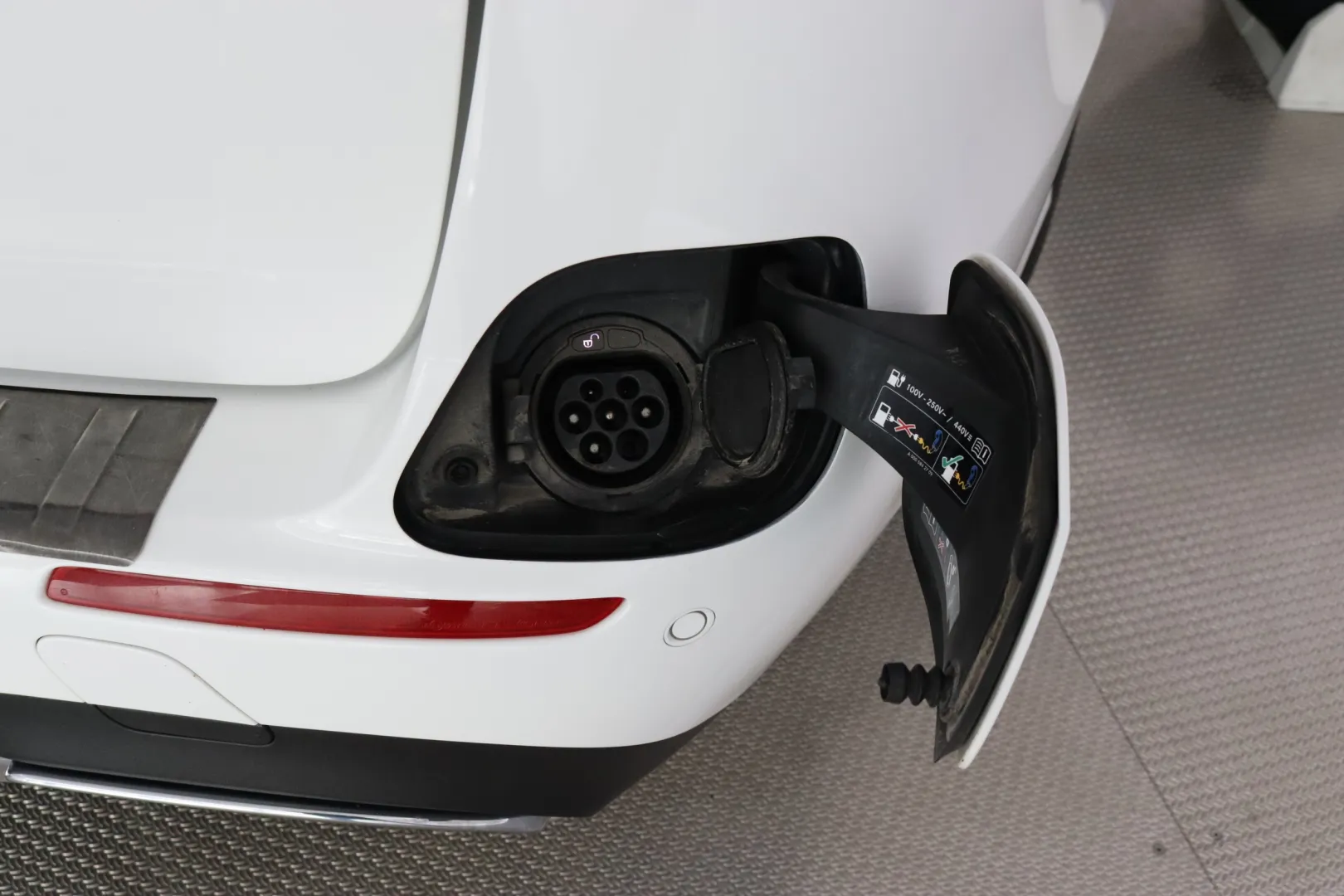 MERCEDES-BENZ E XPL-394 carousel image