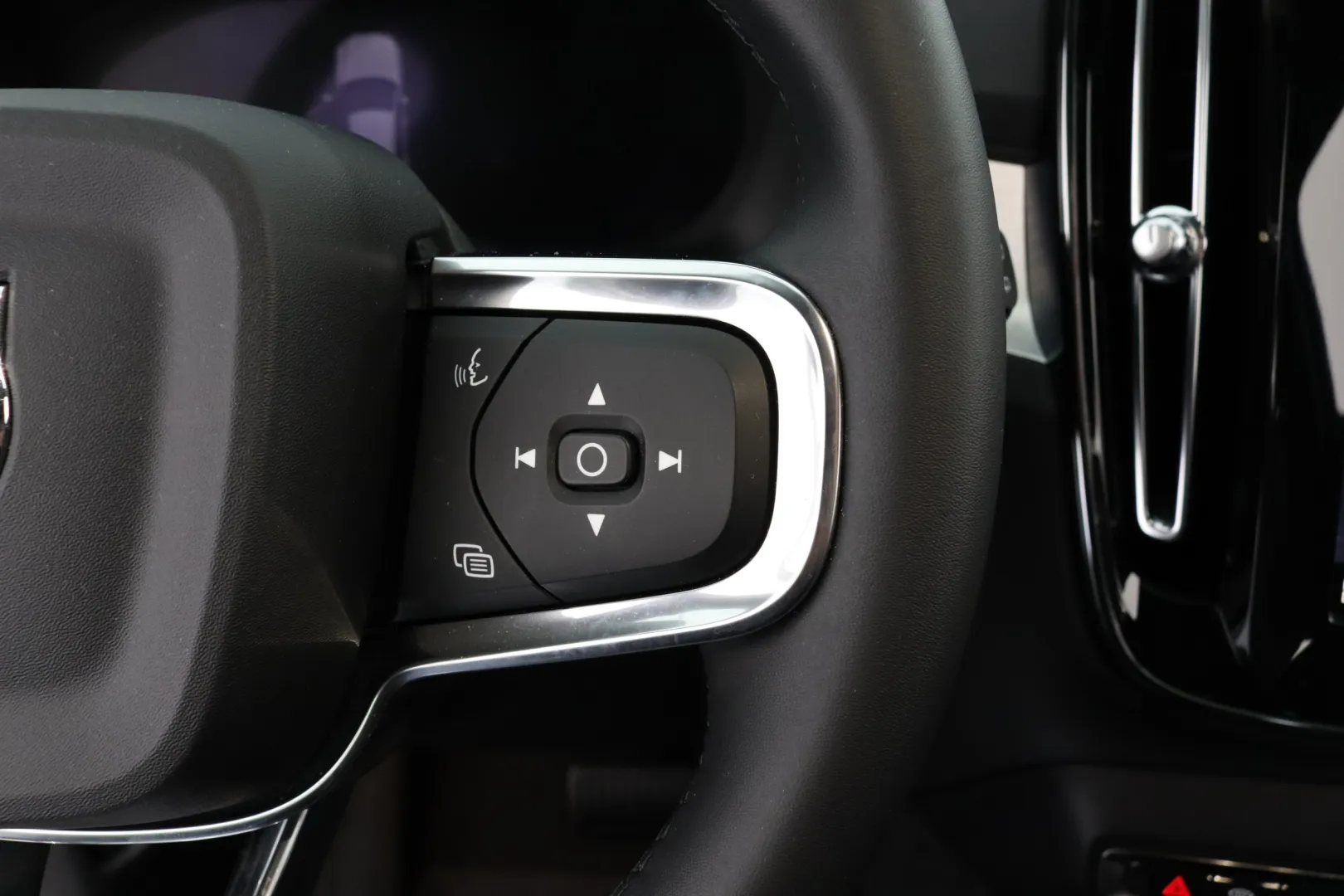 VOLVO XC40 RVR-505 carousel image