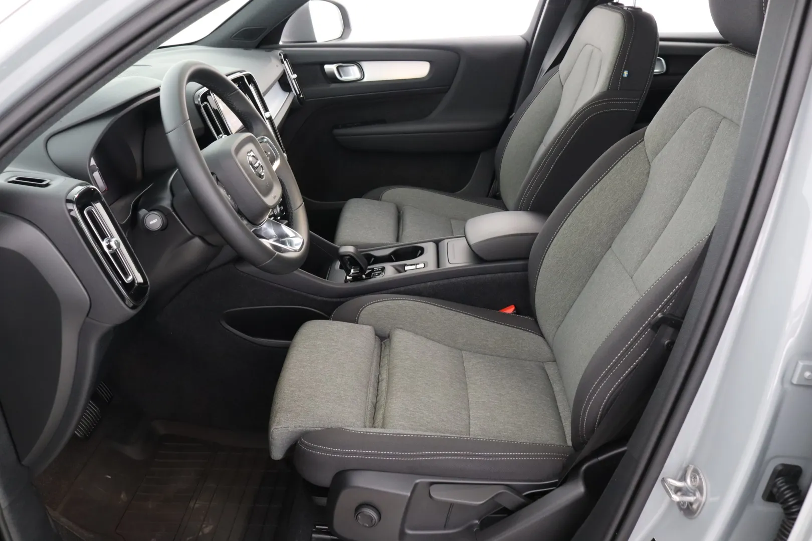 VOLVO XC40 RVR-505 carousel image