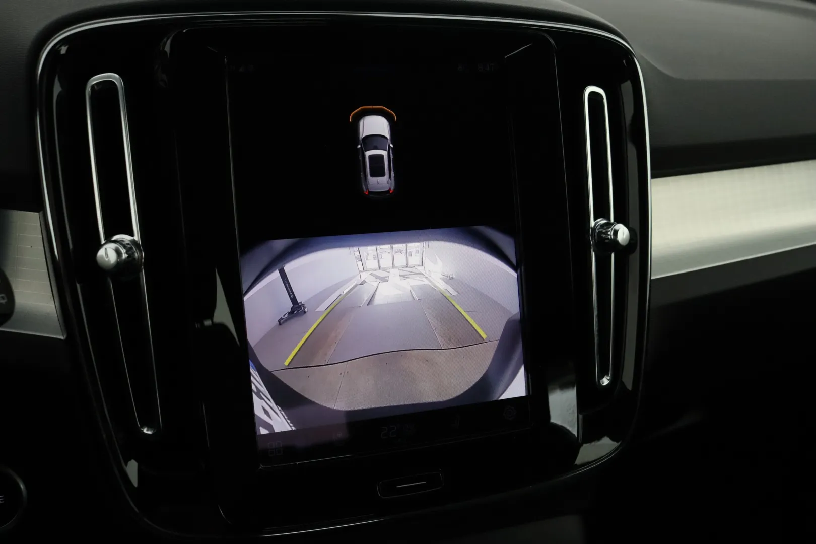 VOLVO XC40 RVR-505 carousel image