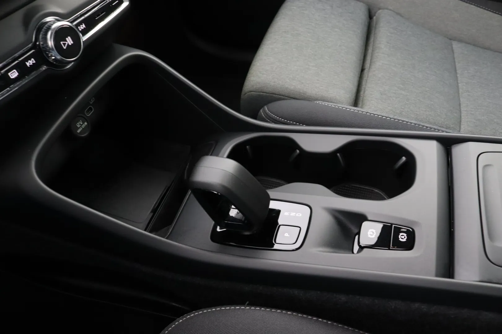 VOLVO XC40 RVR-505 carousel image