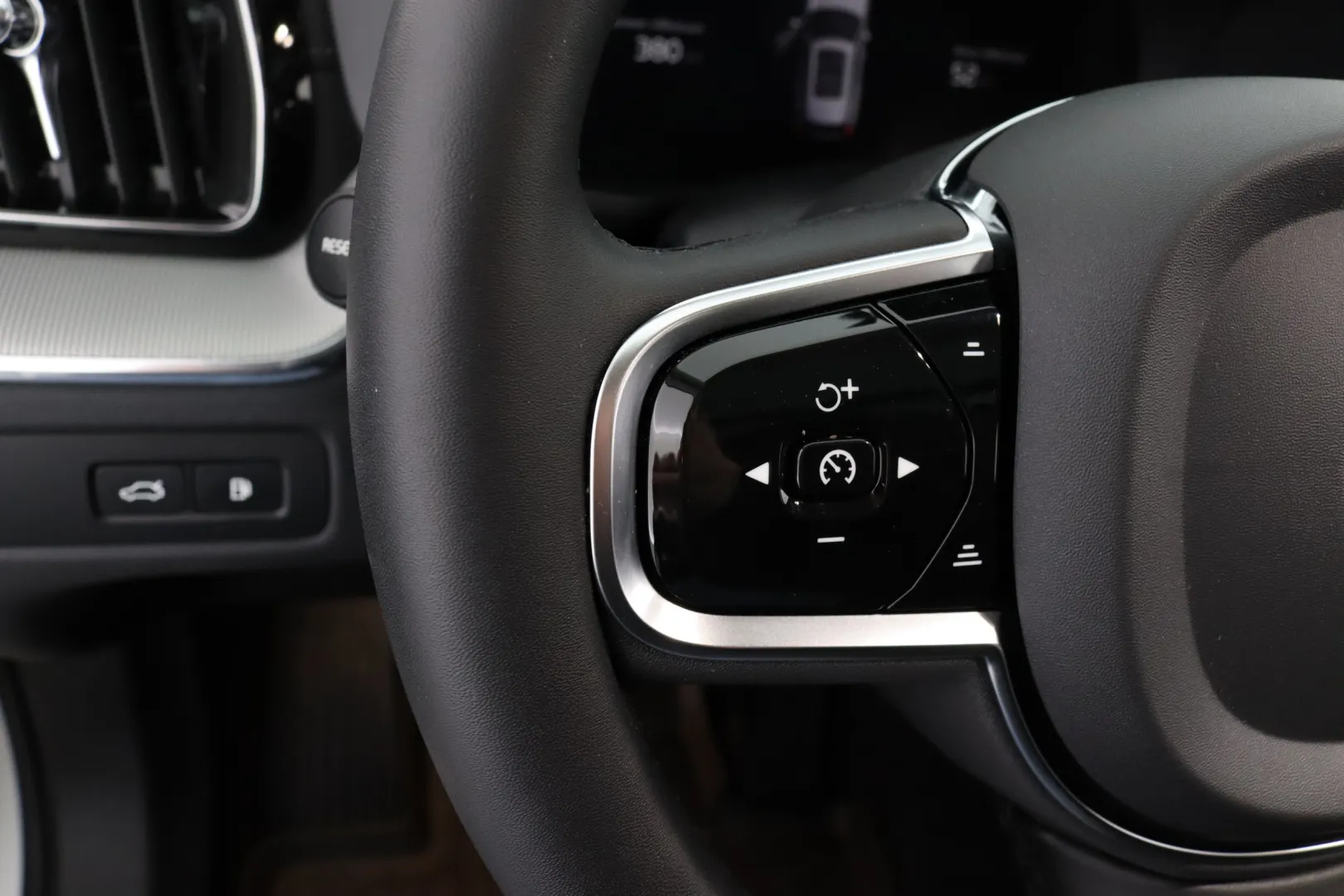 VOLVO XC60 SPK-111 carousel image