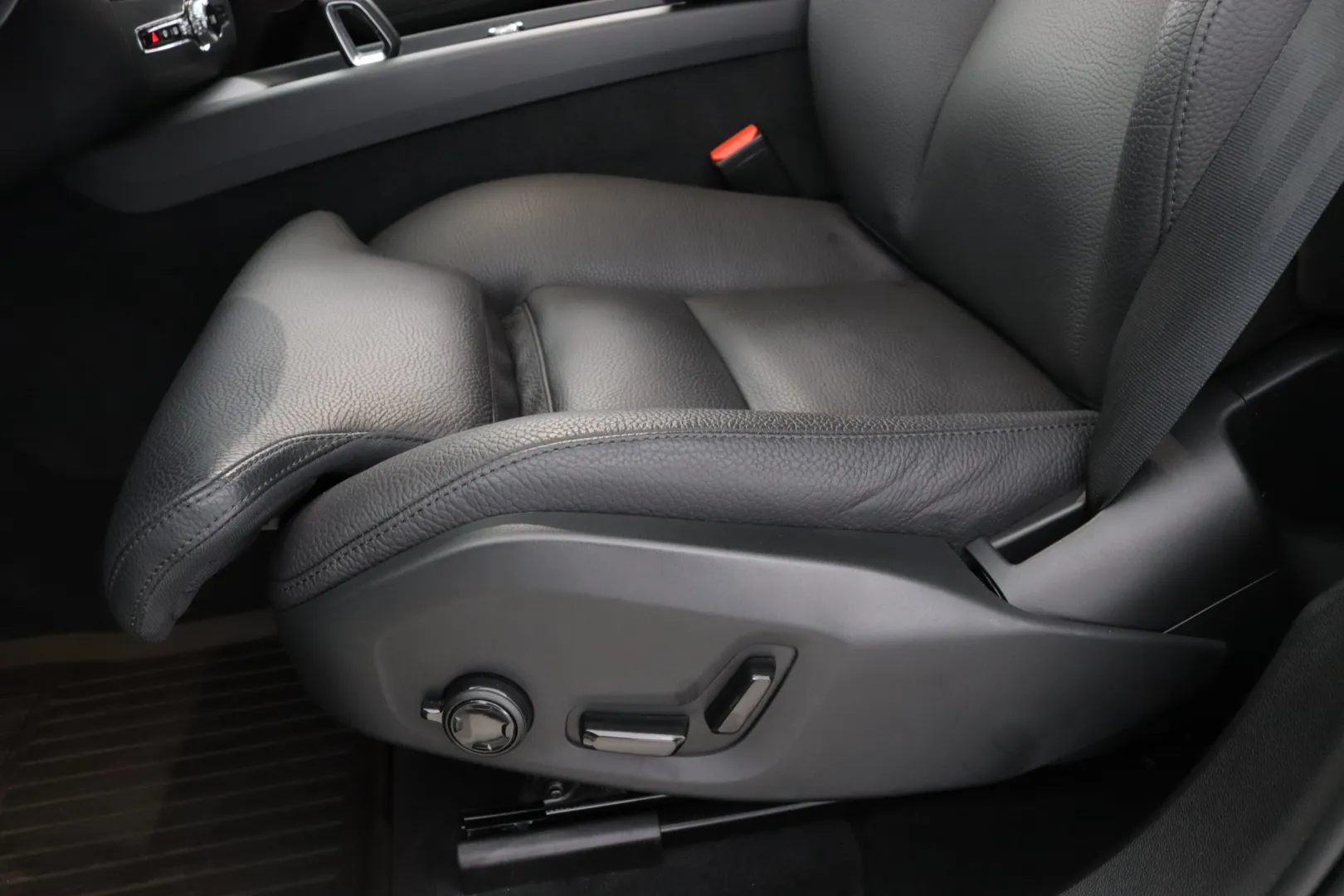 VOLVO XC60 SPK-111 carousel image