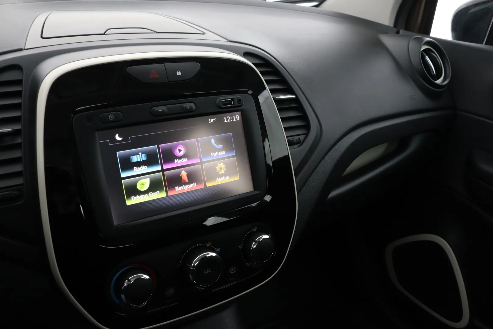 RENAULT Captur IOH-758 carousel image