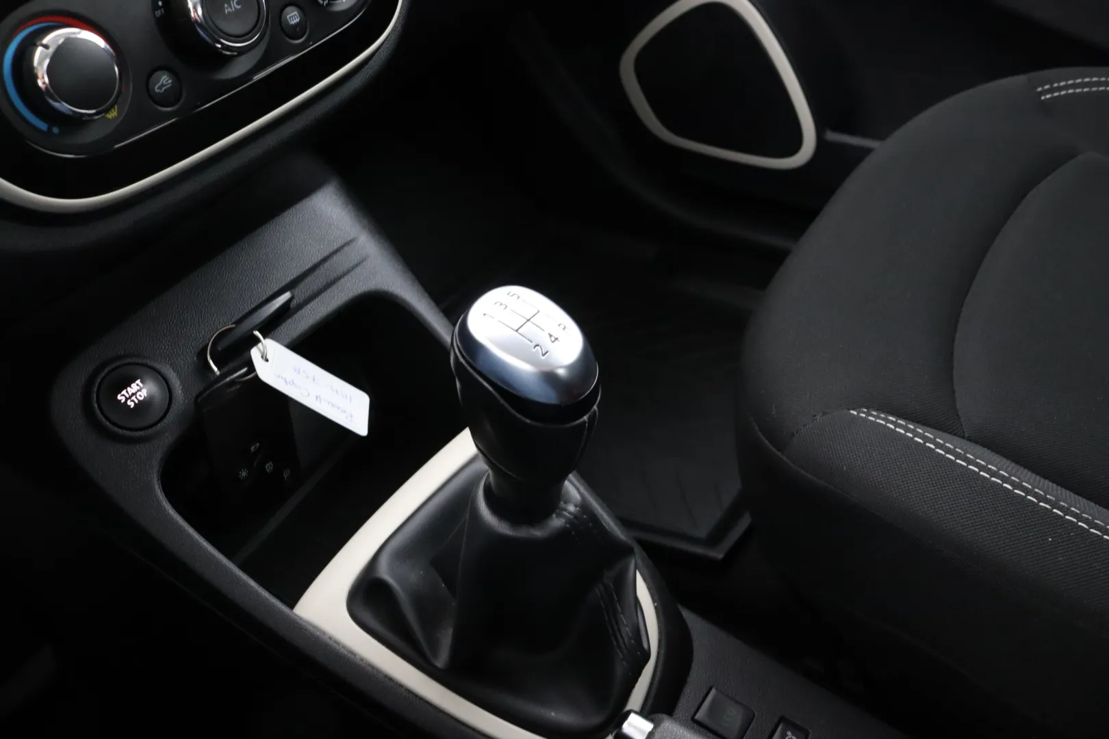 RENAULT Captur IOH-758 carousel image