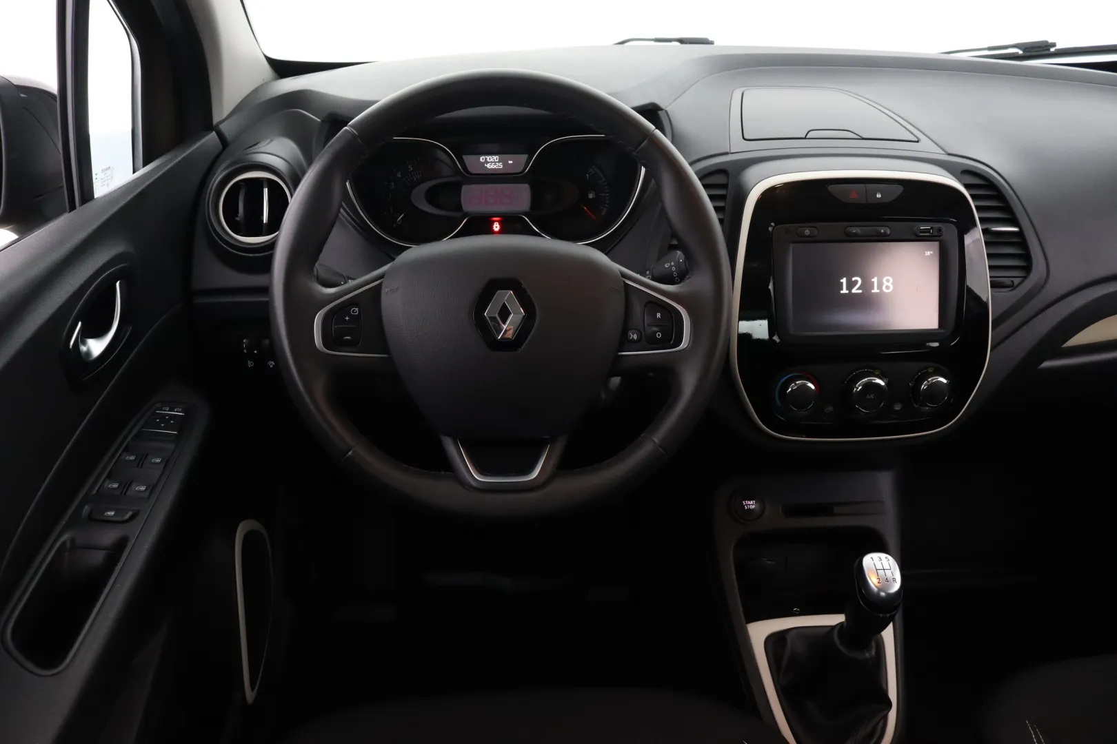 RENAULT Captur IOH-758 carousel image