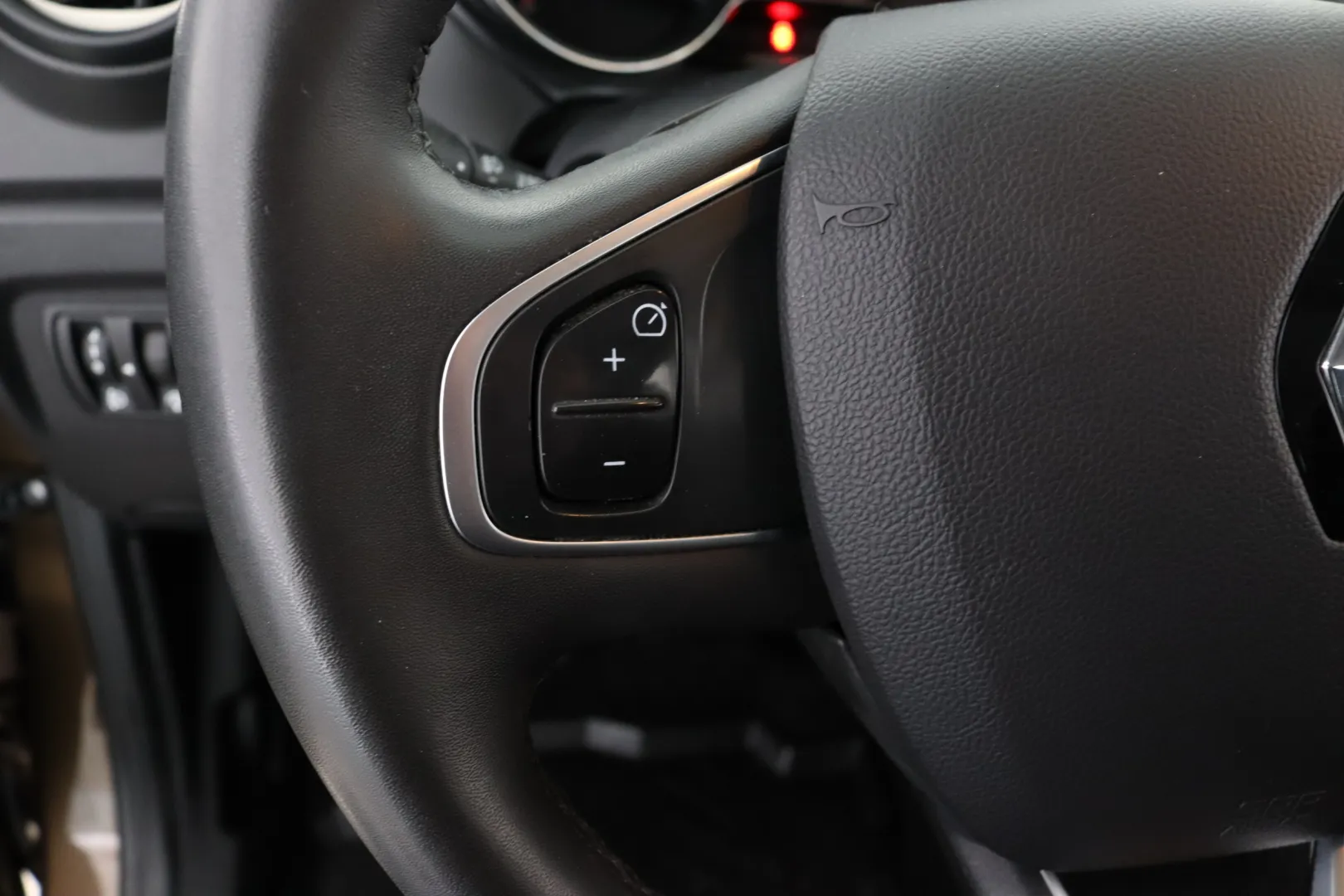 RENAULT Captur IOH-758 carousel image