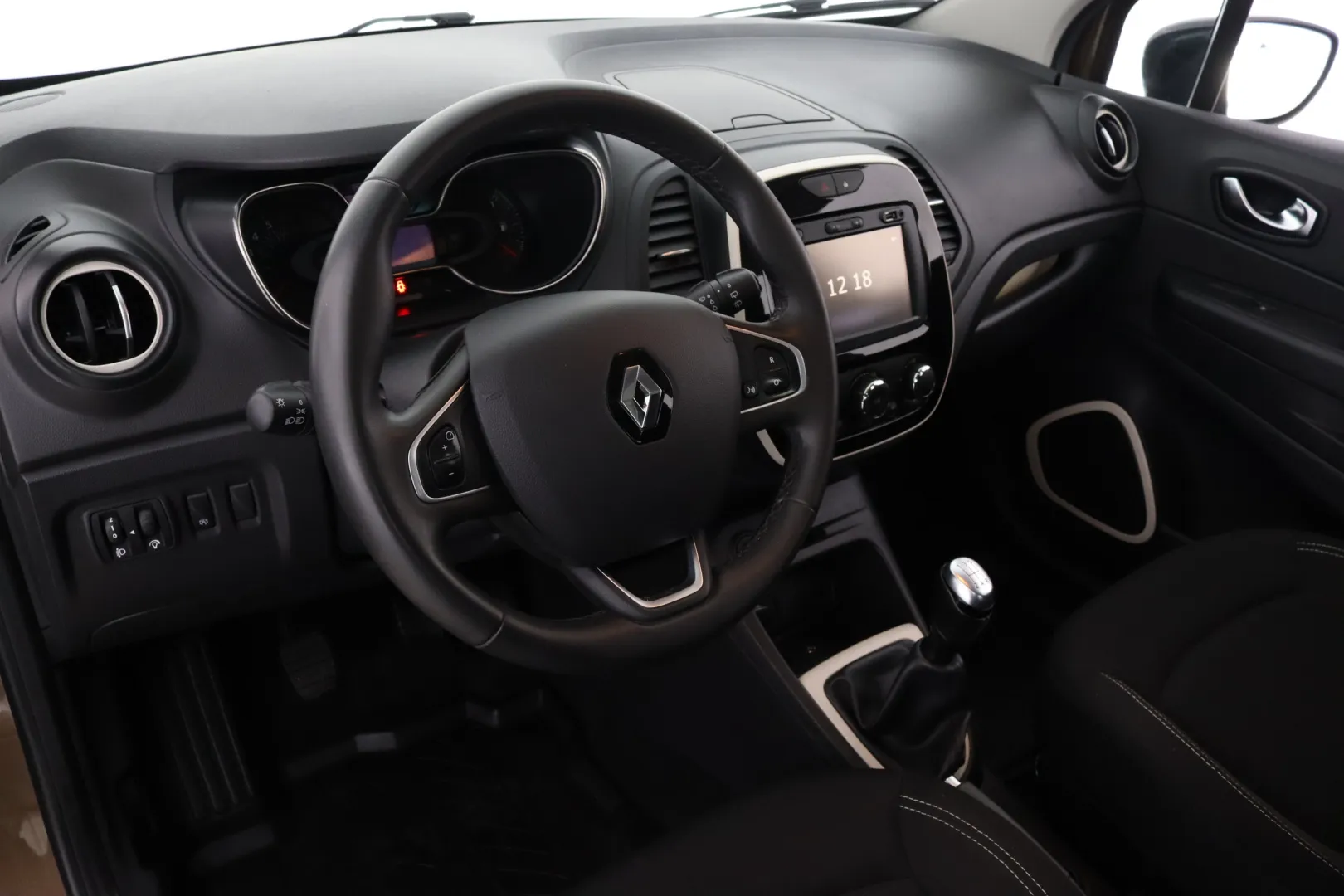 RENAULT Captur IOH-758 carousel image