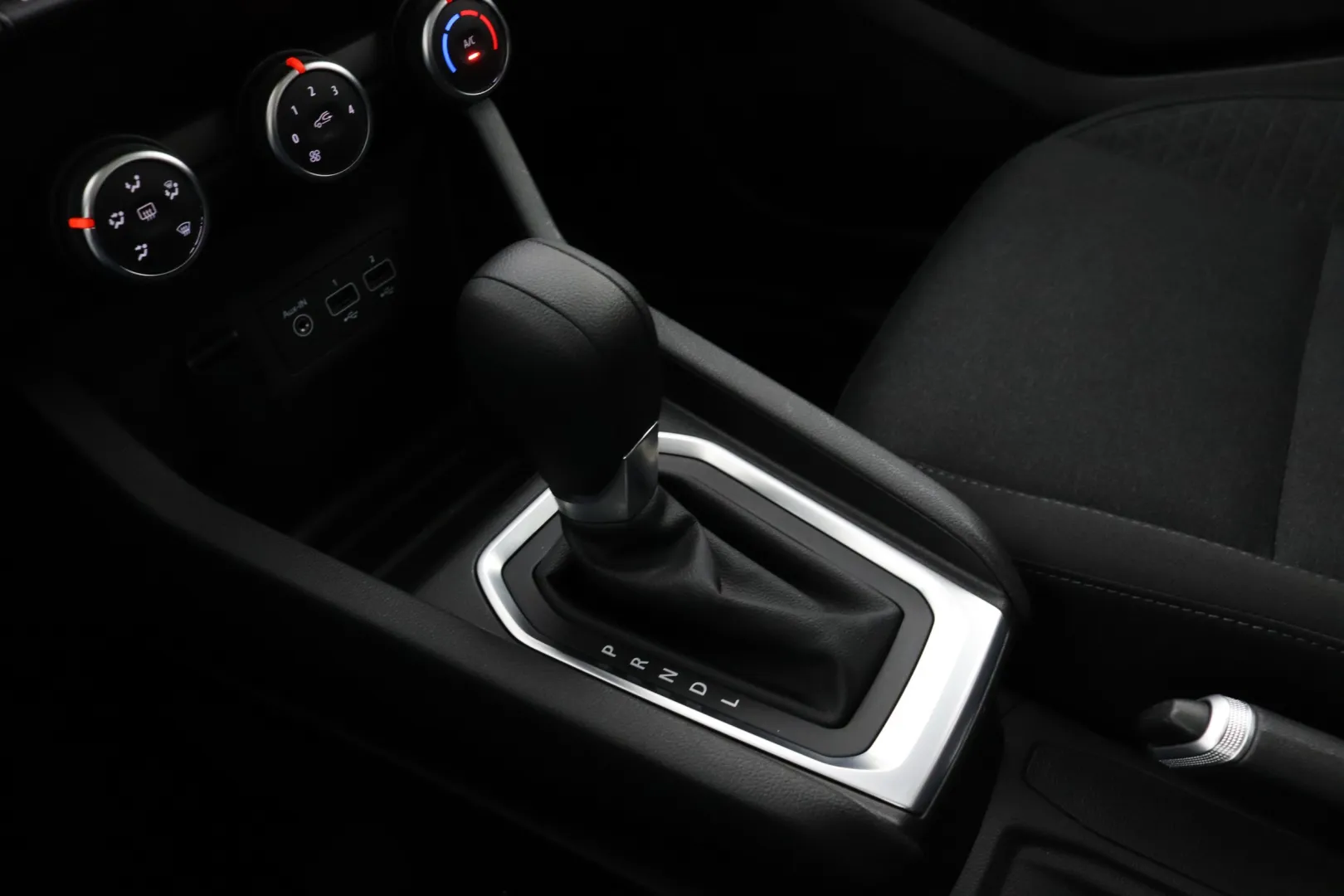 RENAULT Clio OZC-988 carousel image