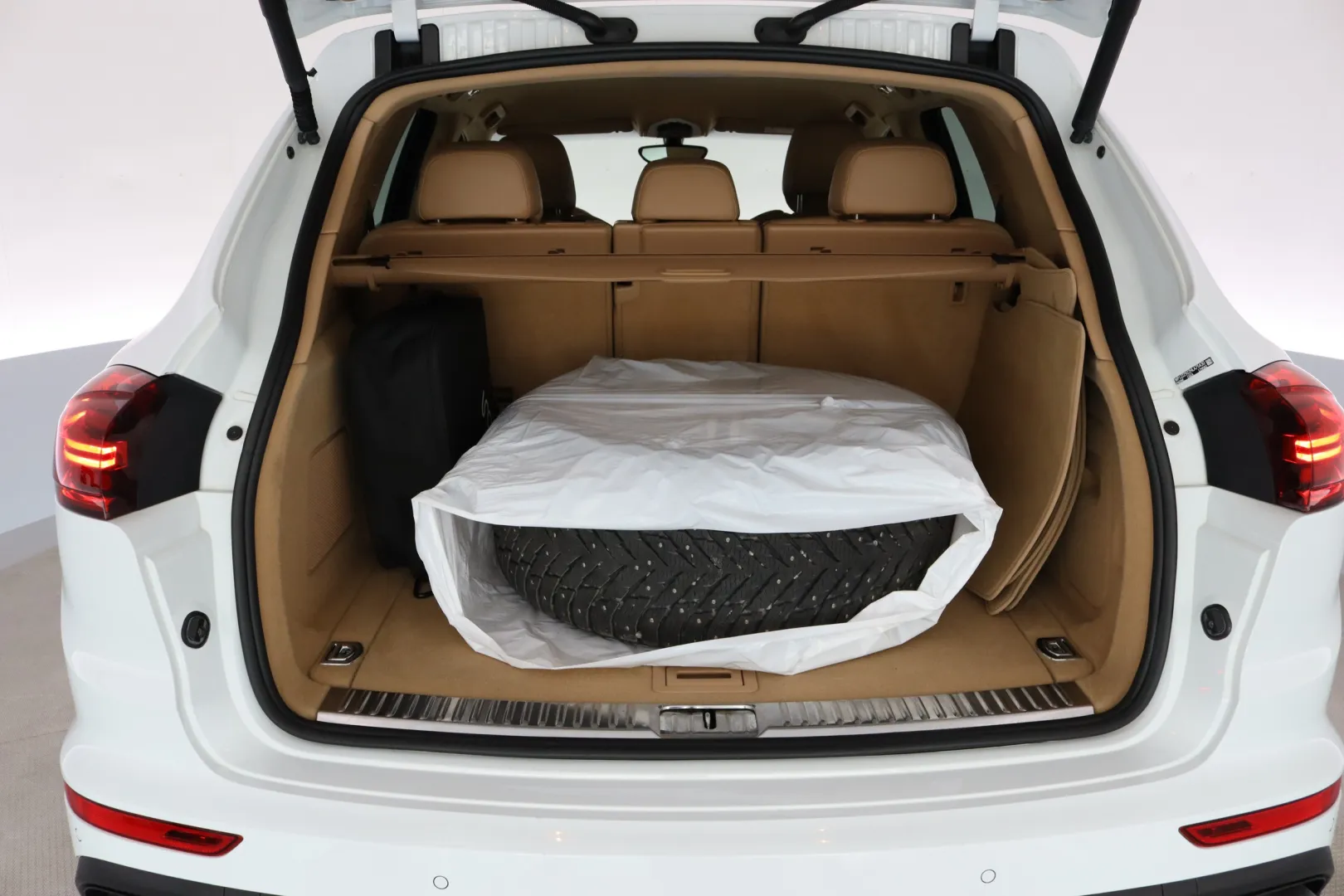 PORSCHE Cayenne XOB-182 carousel image