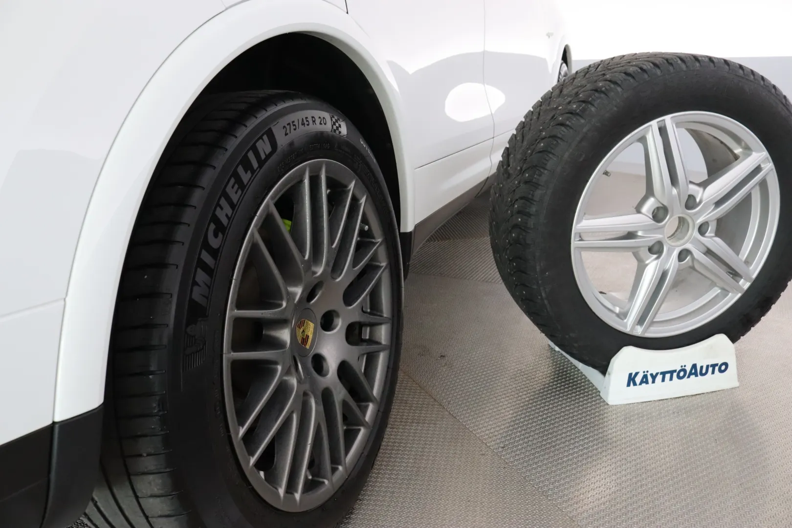 PORSCHE Cayenne XOB-182 carousel image