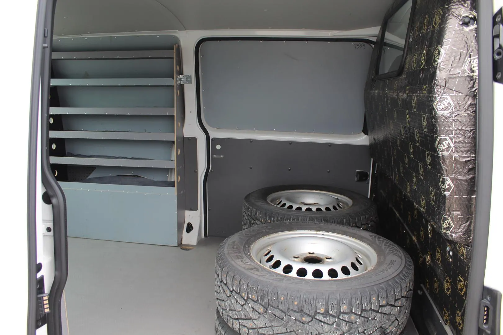 VOLKSWAGEN Transporter MYU-862 carousel image