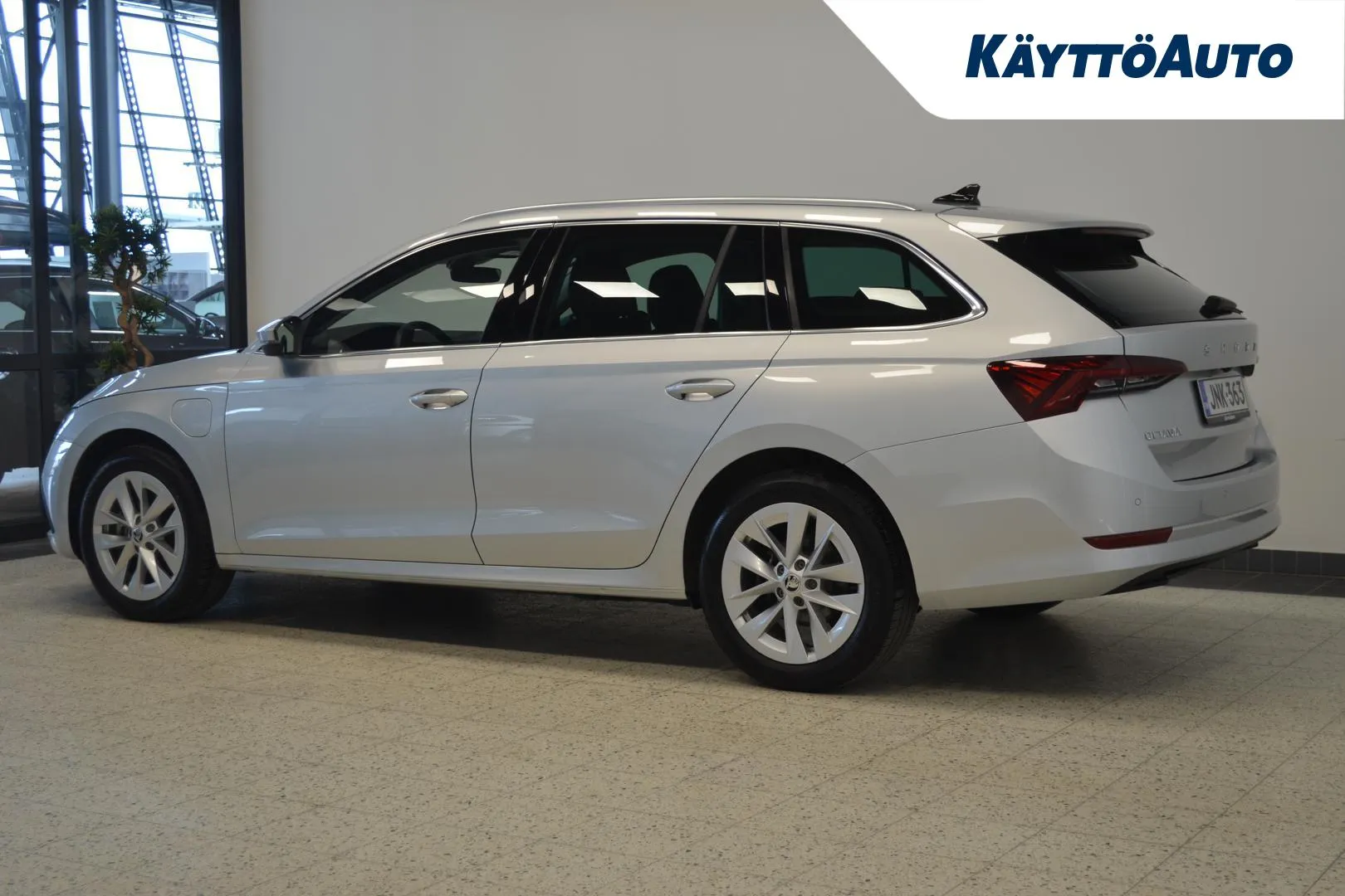 SKODA Octavia JNK-363 carousel image
