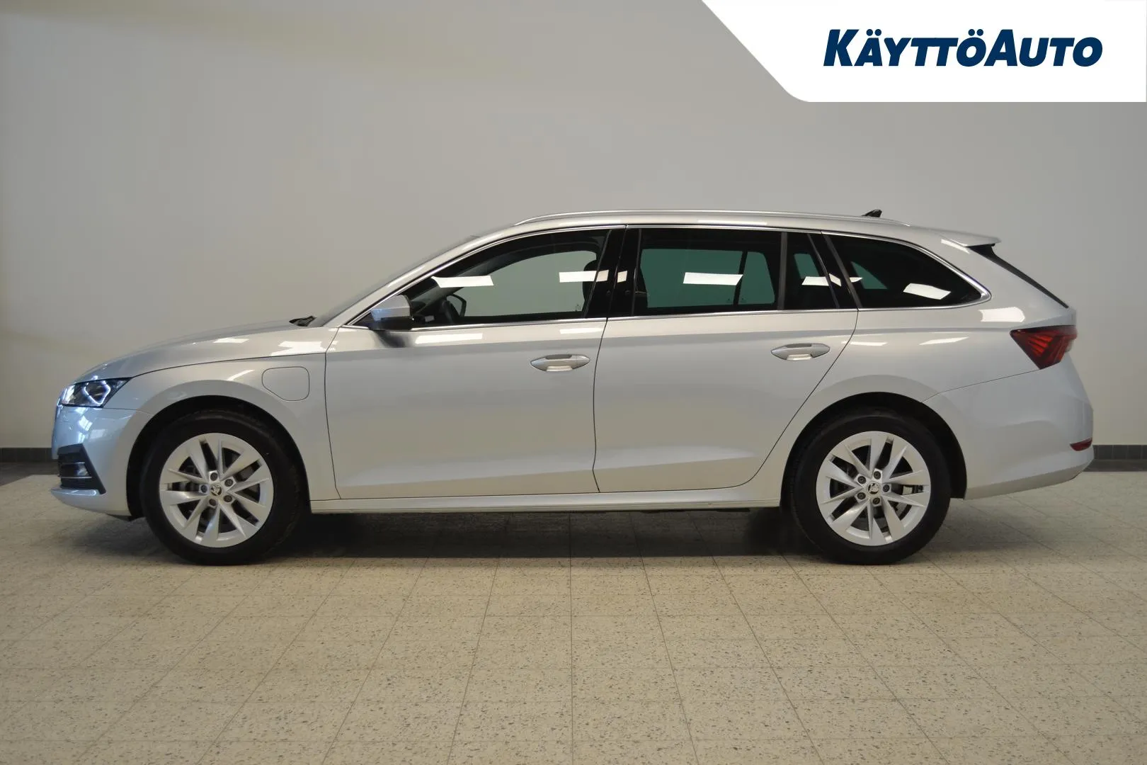 SKODA Octavia JNK-363 carousel image