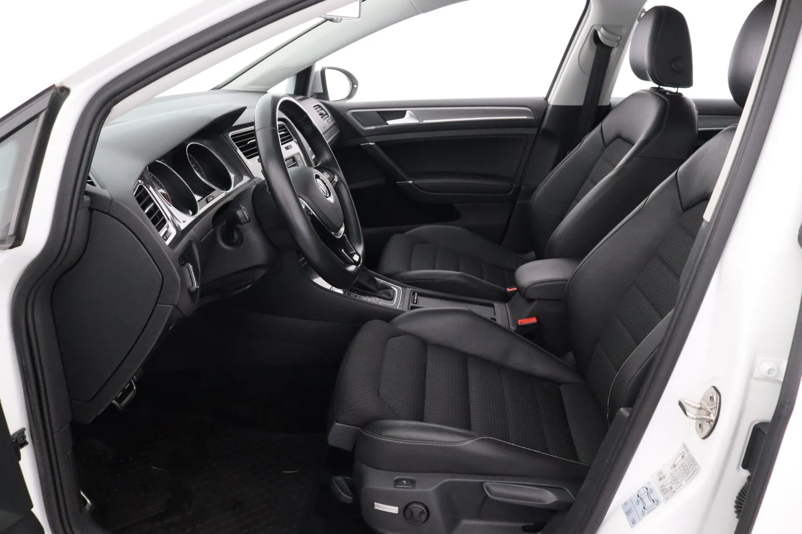 Volkswagen Golf MMO-900 carousel image