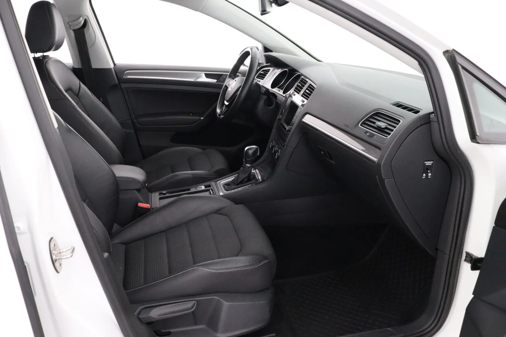 Volkswagen Golf MMO-900 carousel image