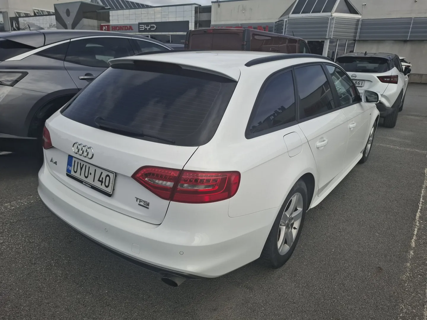 AUDI A4 UYU-140 carousel image