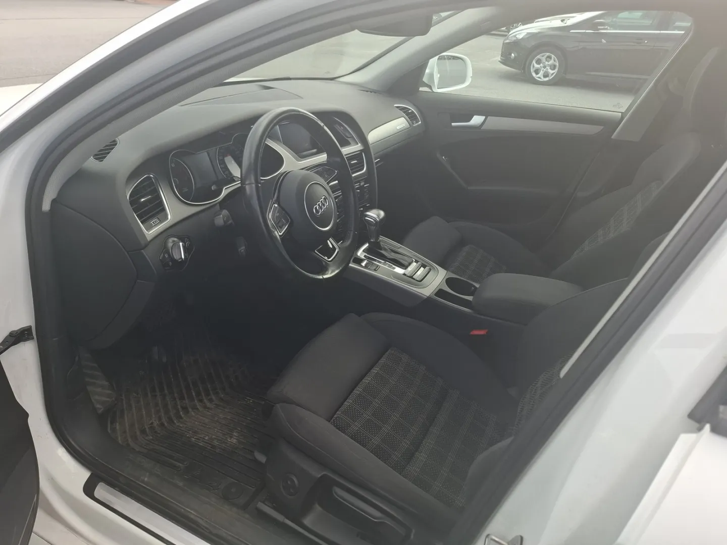 AUDI A4 UYU-140 carousel image