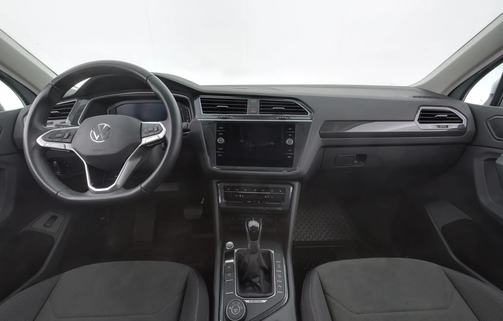 VOLKSWAGEN Tiguan KTX-135 carousel image