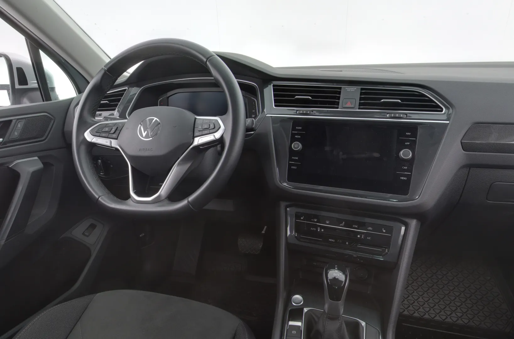 VOLKSWAGEN Tiguan KTX-135 carousel image