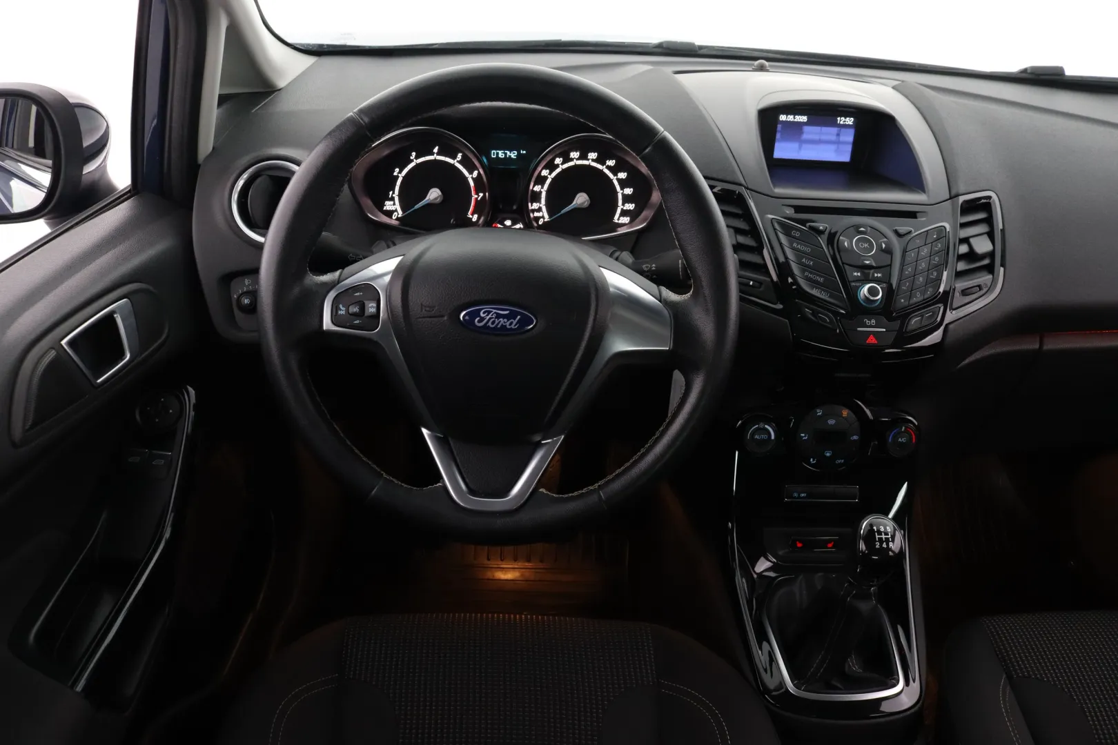 FORD Fiesta ZKU-165 carousel image